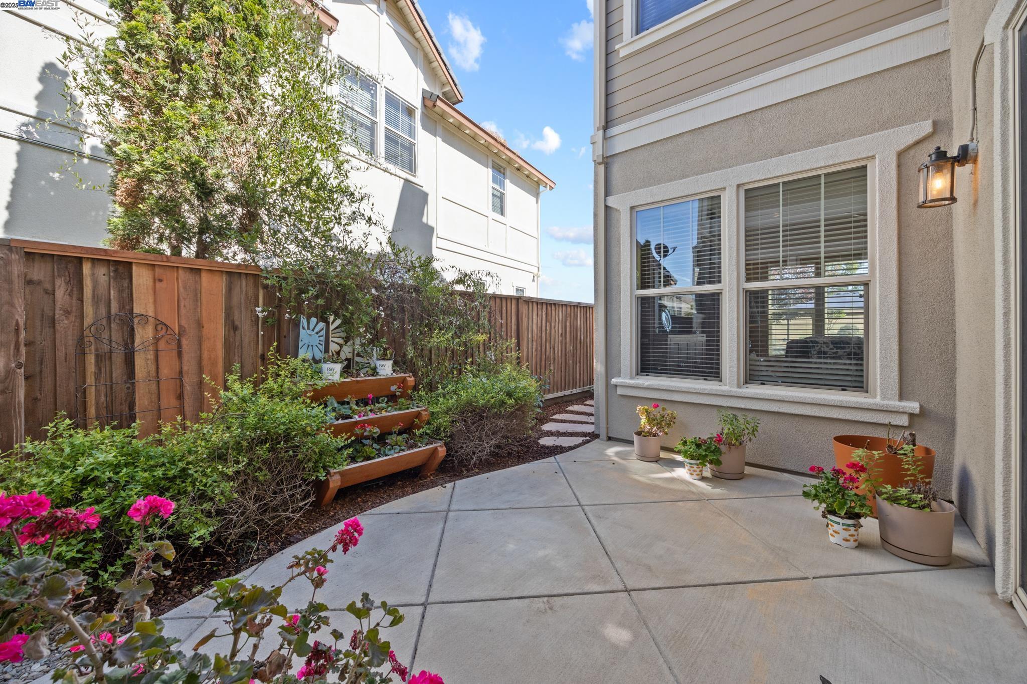 Detail Gallery Image 10 of 48 For 9779 Reimers Way, Dublin,  CA 94568 - 5 Beds | 3 Baths