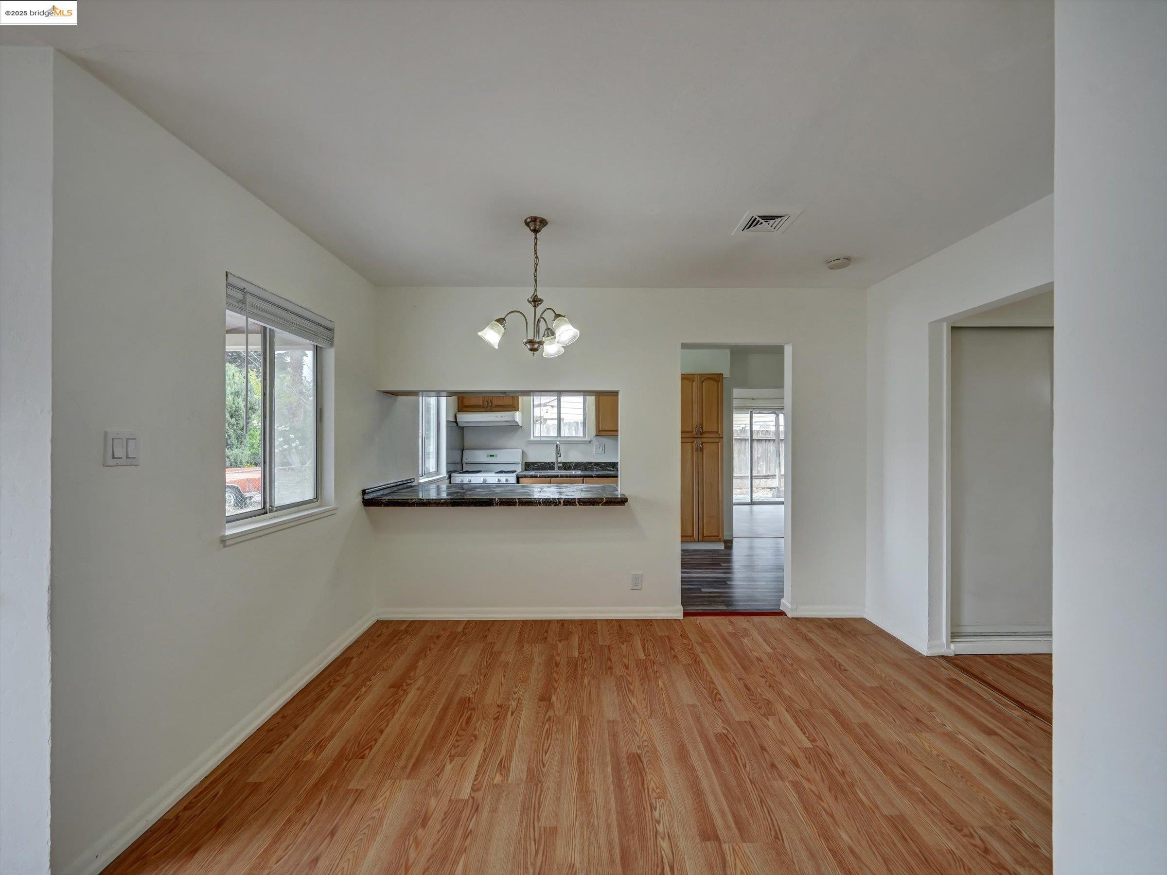 Detail Gallery Image 4 of 22 For 3047 Judith Ct, San Pablo,  CA 94806 - 3 Beds | 2 Baths