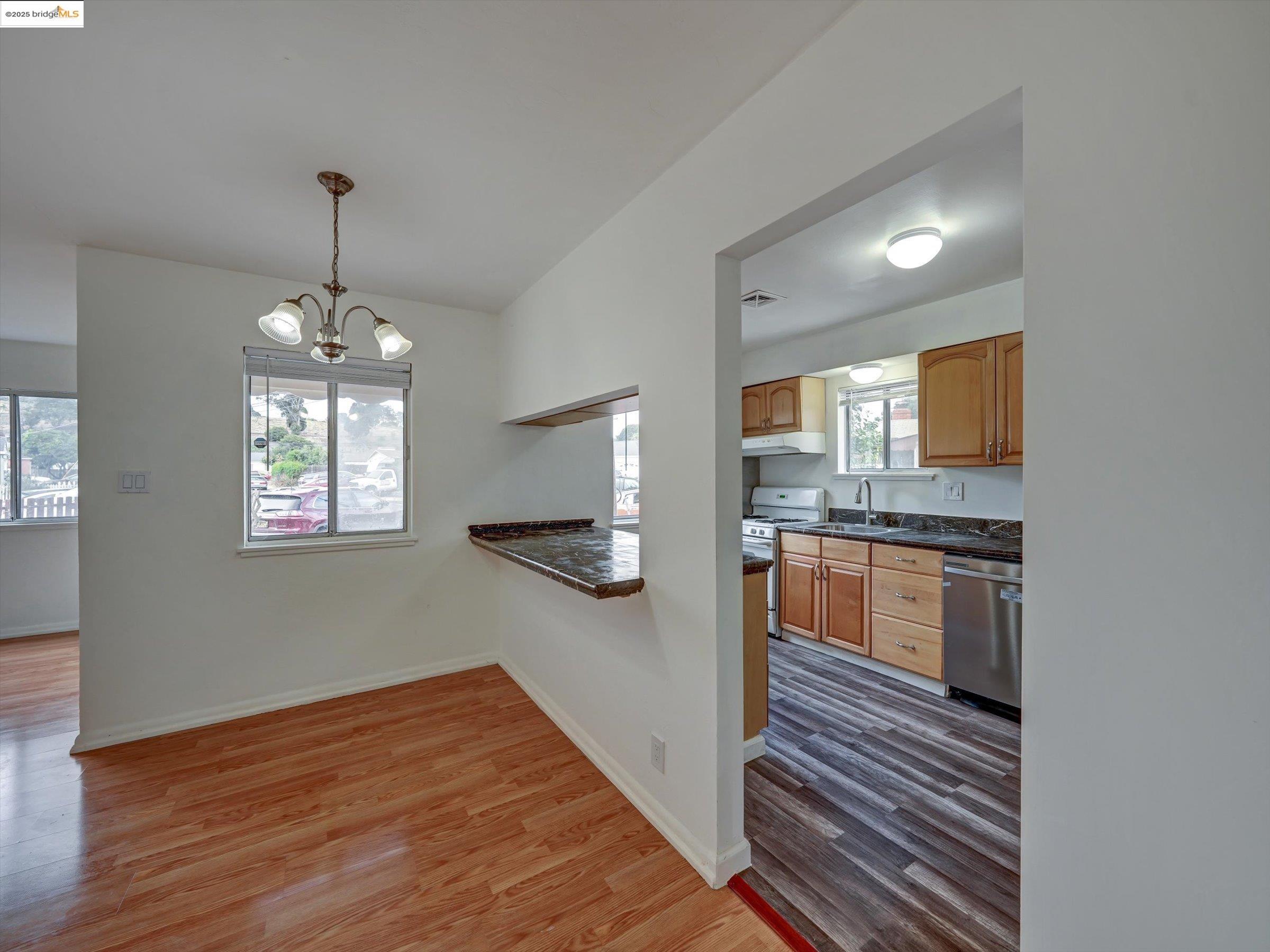 Detail Gallery Image 5 of 22 For 3047 Judith Ct, San Pablo,  CA 94806 - 3 Beds | 2 Baths