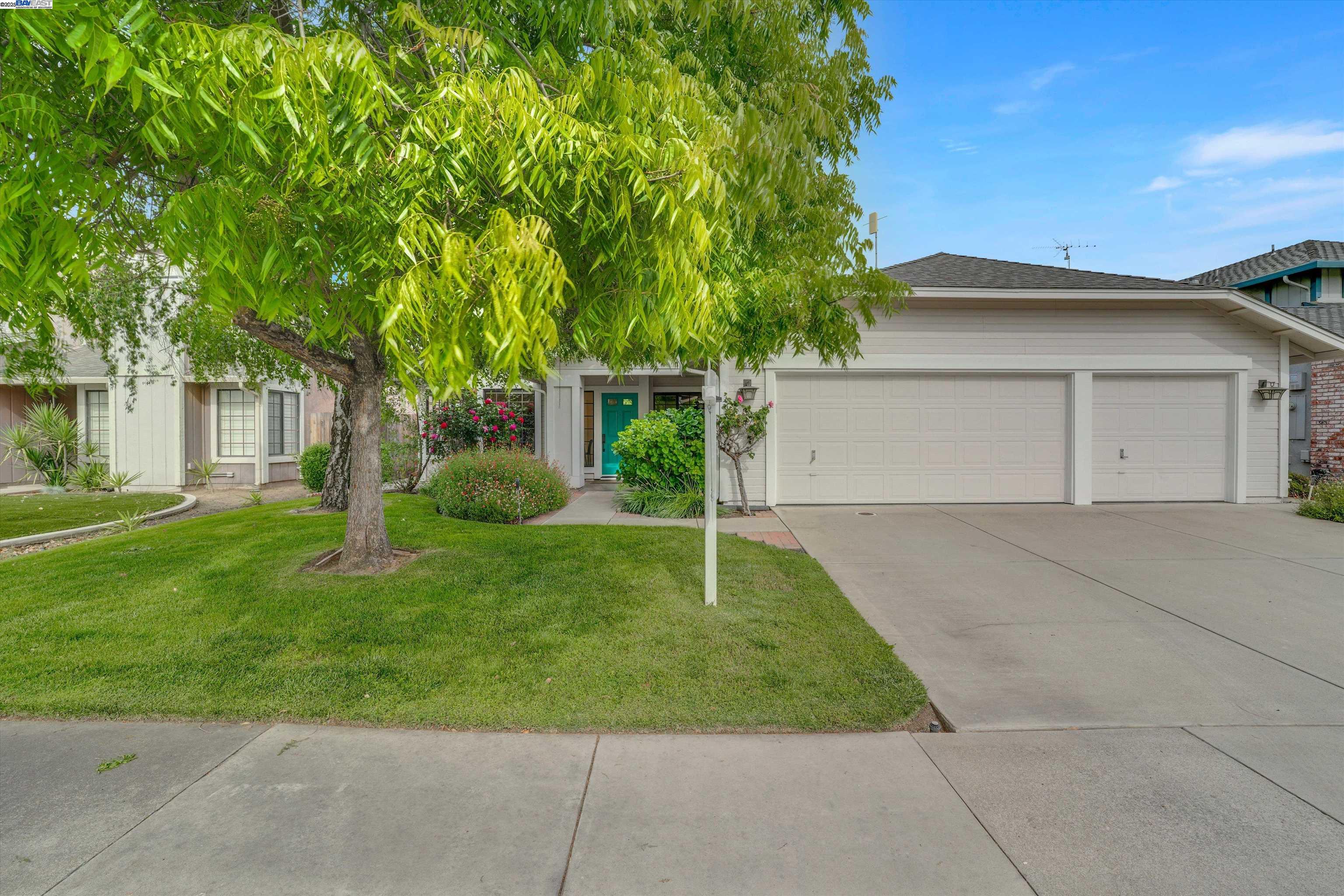 Detail Gallery Image 2 of 35 For 4012 Godfrey Dr, Salida,  CA 95368 - 4 Beds | 2 Baths