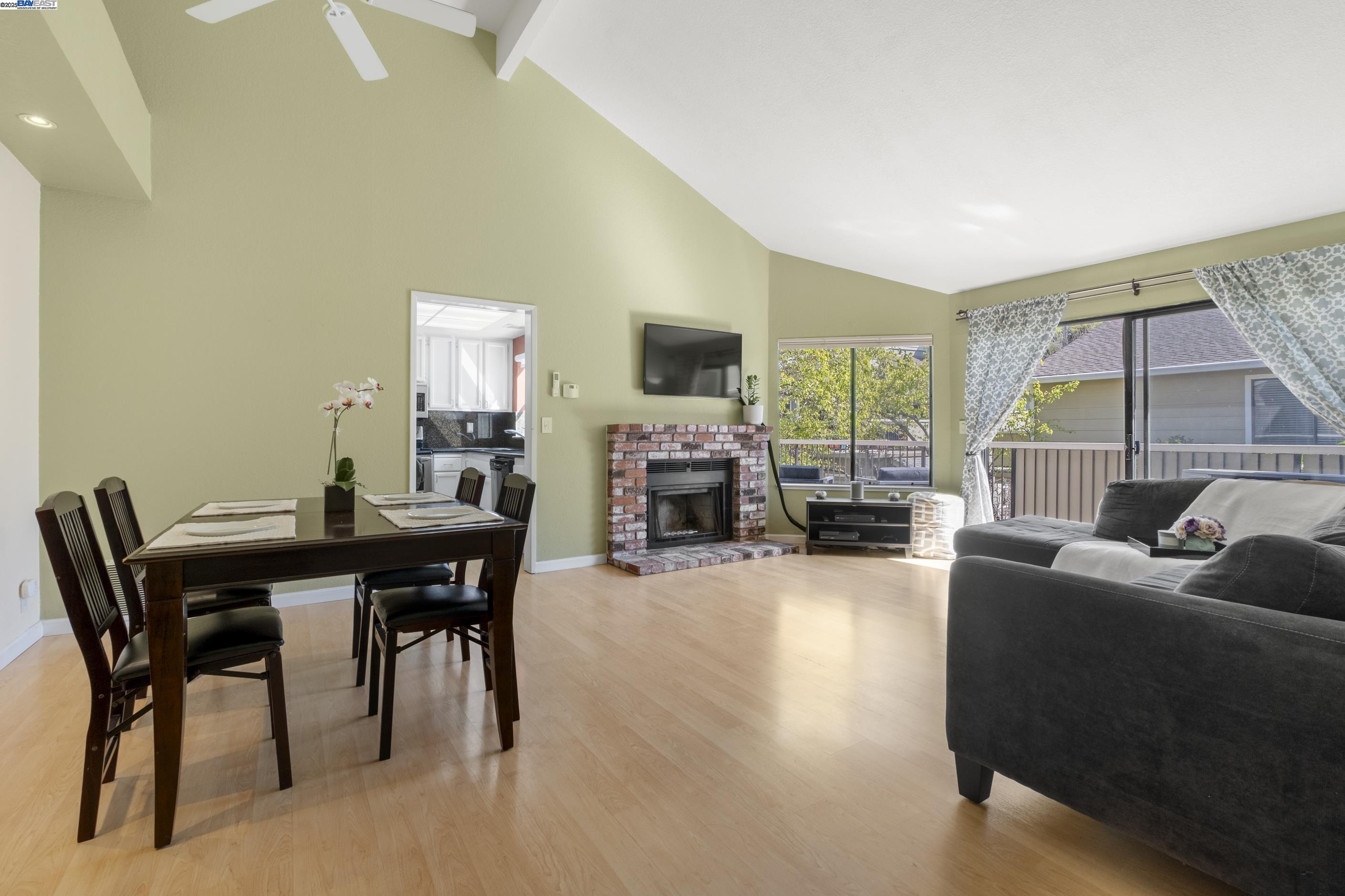 Detail Gallery Image 2 of 27 For 2437 Sebastopol Ln #3,  Hayward,  CA 94542 - 1 Beds | 1 Baths
