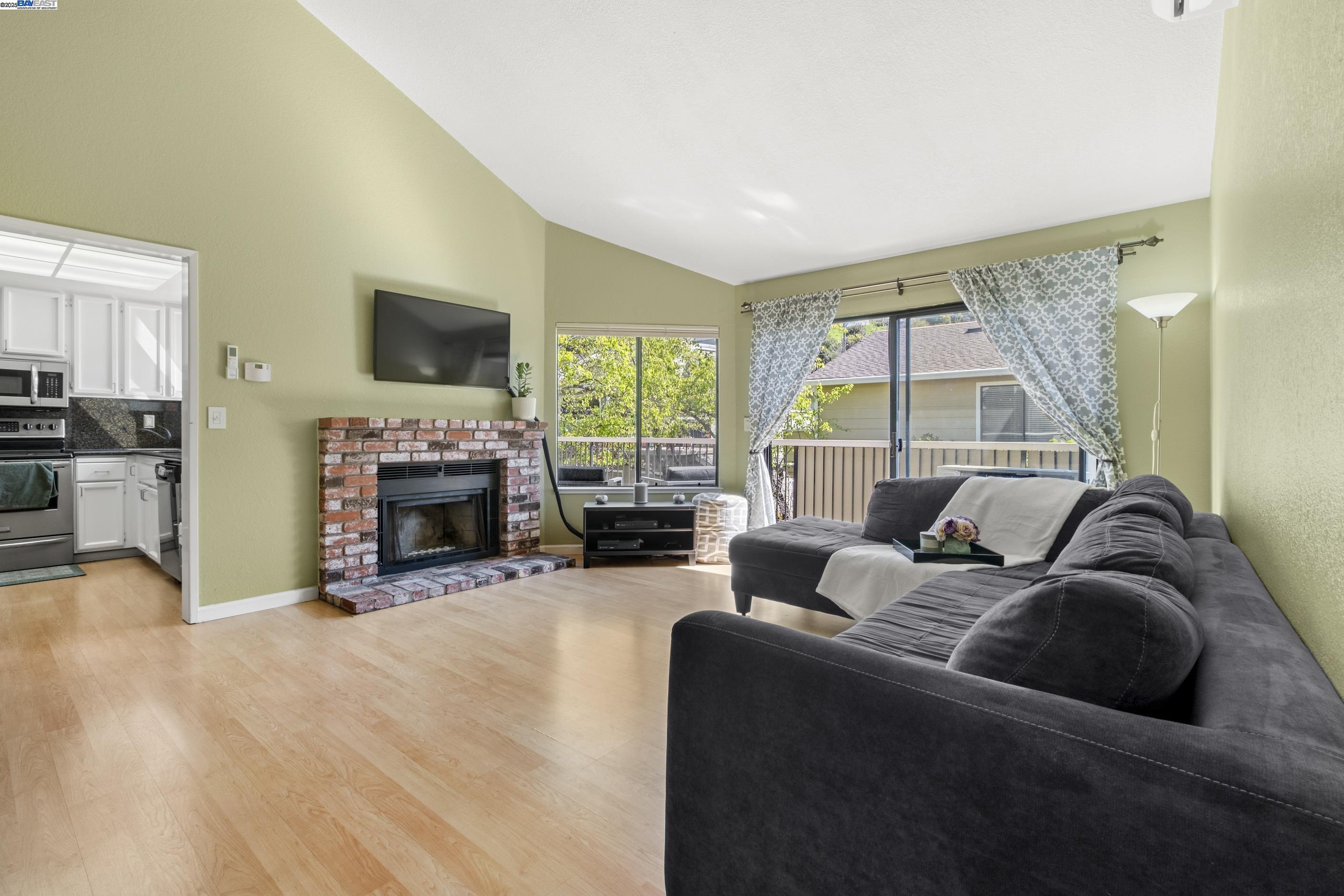 Detail Gallery Image 3 of 27 For 2437 Sebastopol Ln #3,  Hayward,  CA 94542 - 1 Beds | 1 Baths