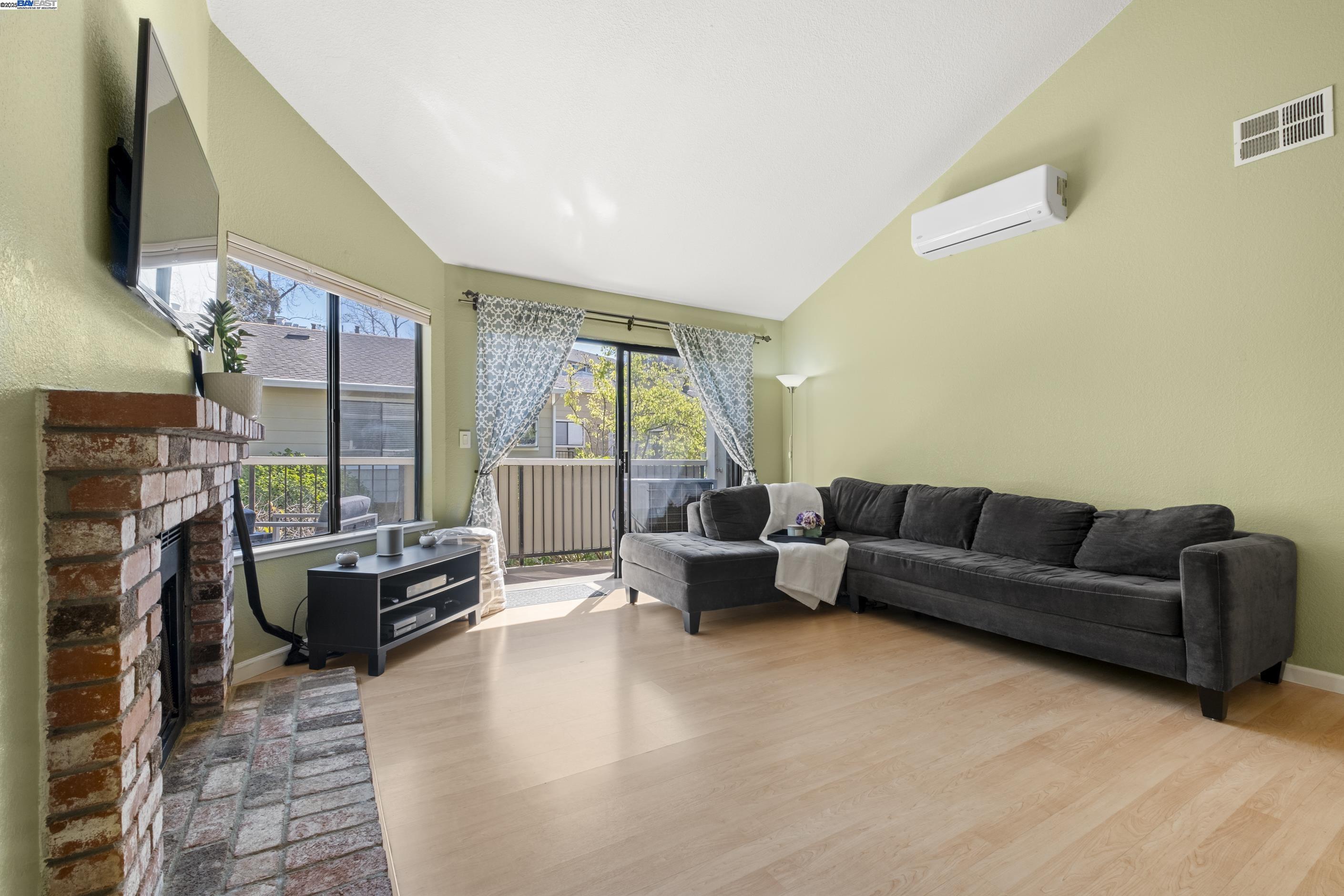 Detail Gallery Image 4 of 27 For 2437 Sebastopol Ln #3,  Hayward,  CA 94542 - 1 Beds | 1 Baths