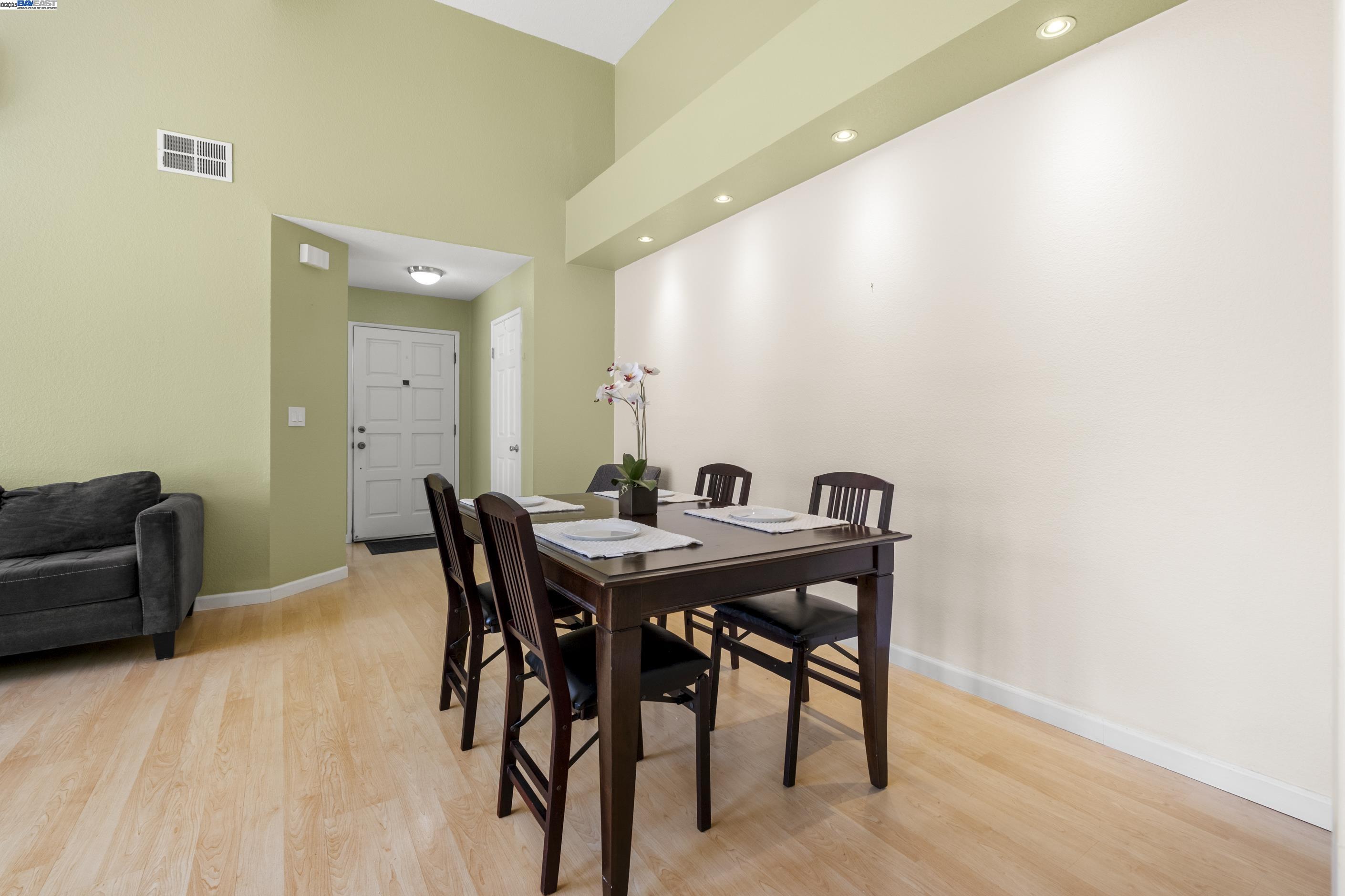 Detail Gallery Image 6 of 27 For 2437 Sebastopol Ln #3,  Hayward,  CA 94542 - 1 Beds | 1 Baths