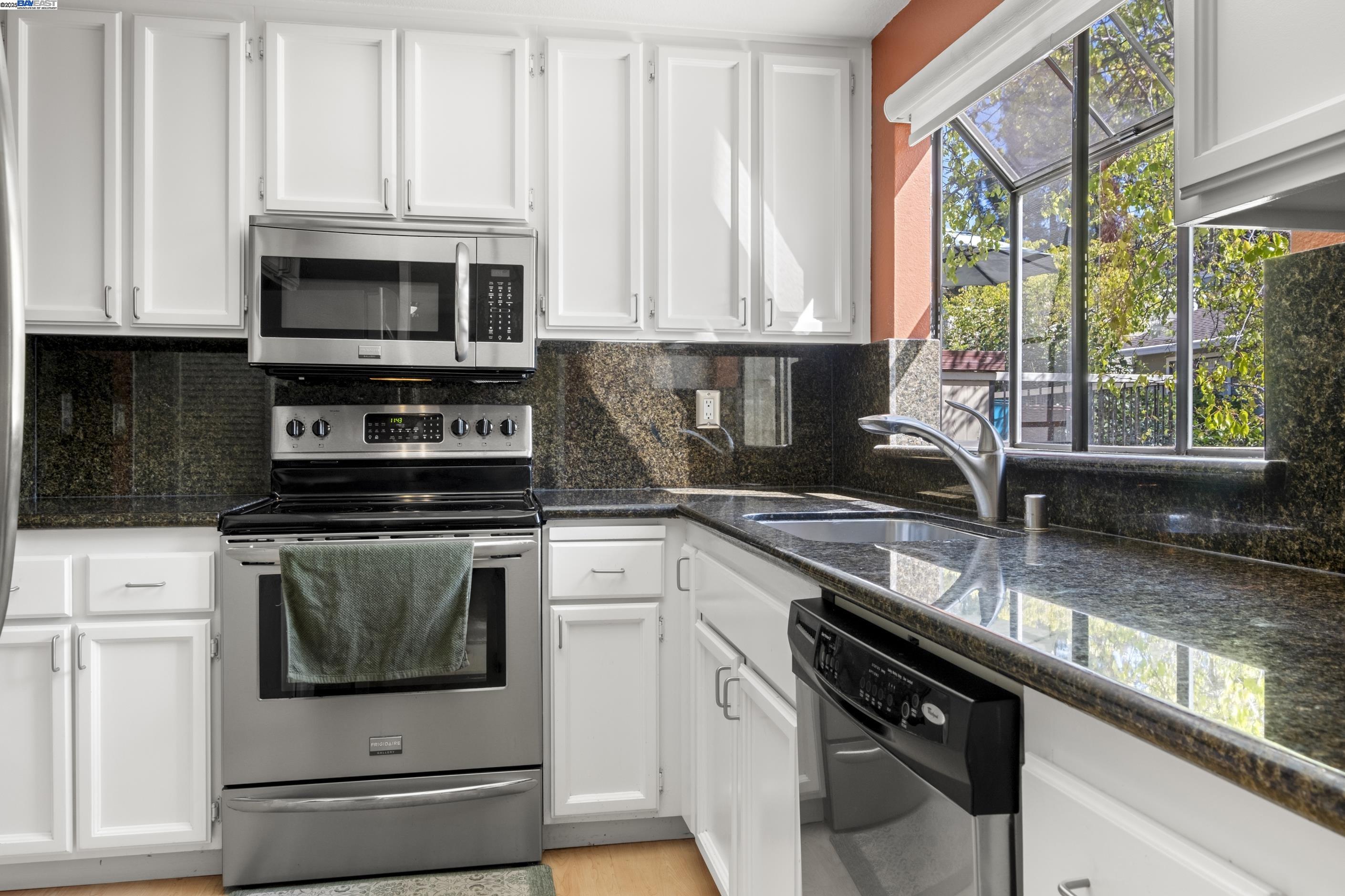 Detail Gallery Image 9 of 27 For 2437 Sebastopol Ln #3,  Hayward,  CA 94542 - 1 Beds | 1 Baths