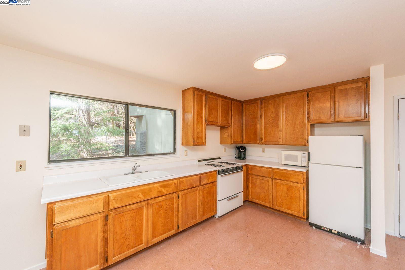 Detail Gallery Image 9 of 48 For 121 Mountain Aire Ln, Trinity Center,  CA 96091 - 2 Beds | 1 Baths