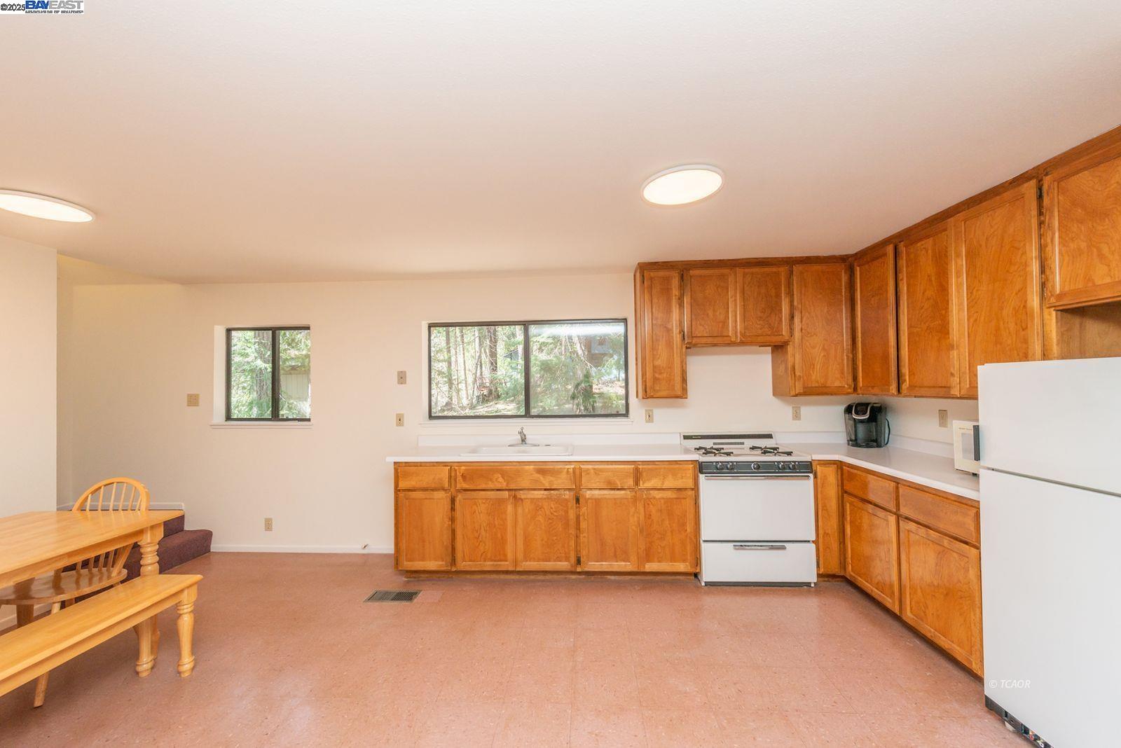 Detail Gallery Image 10 of 48 For 121 Mountain Aire Ln, Trinity Center,  CA 96091 - 2 Beds | 1 Baths
