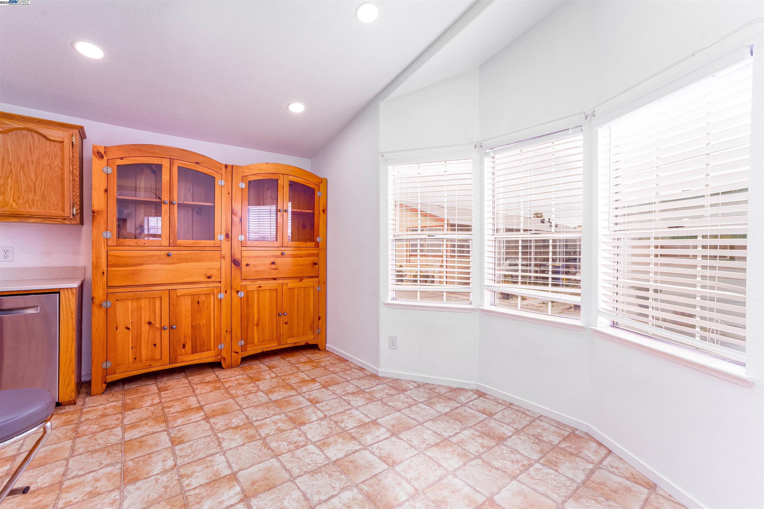 Detail Gallery Image 14 of 27 For 120 Dixon Landing Rd Spc 25,  Milpitas,  CA 95035 - 3 Beds | 2 Baths