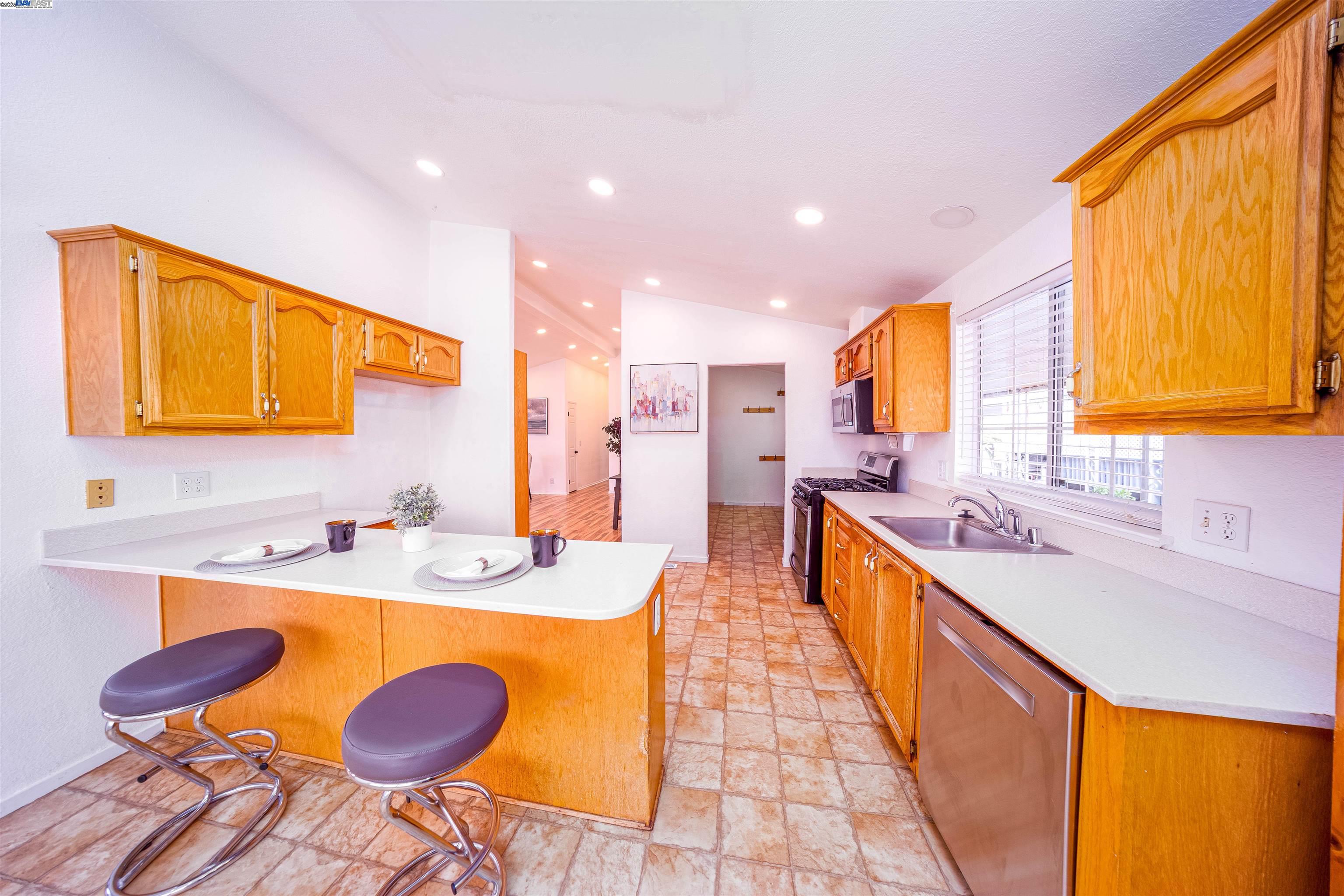 Detail Gallery Image 16 of 27 For 120 Dixon Landing Rd Spc 25,  Milpitas,  CA 95035 - 3 Beds | 2 Baths