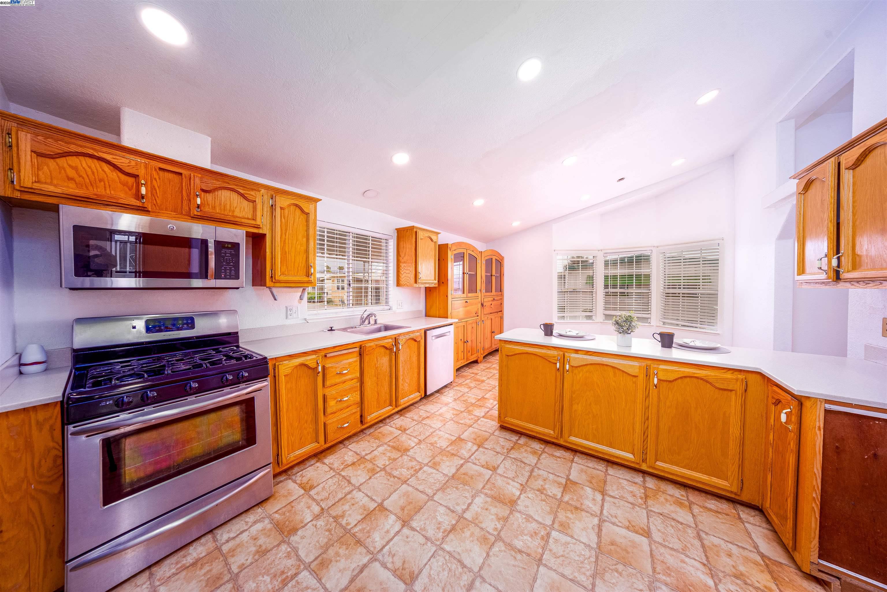 Detail Gallery Image 17 of 27 For 120 Dixon Landing Rd Spc 25,  Milpitas,  CA 95035 - 3 Beds | 2 Baths