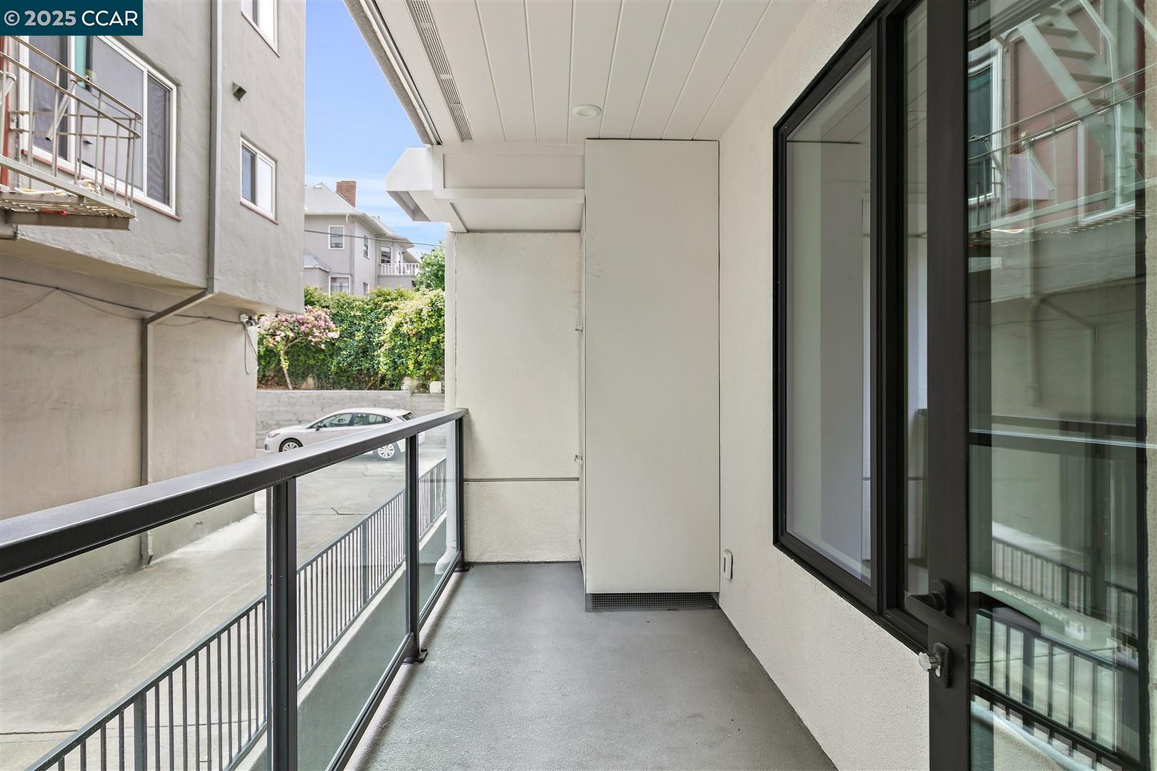 Detail Gallery Image 6 of 28 For 58 Vernon St #201,  Oakland,  CA 94610 - 2 Beds | 2 Baths