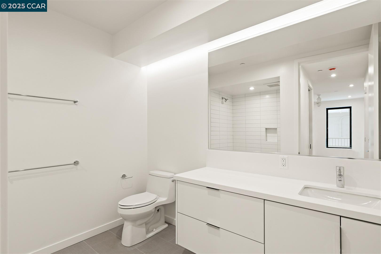 Detail Gallery Image 8 of 28 For 58 Vernon St #201,  Oakland,  CA 94610 - 2 Beds | 2 Baths