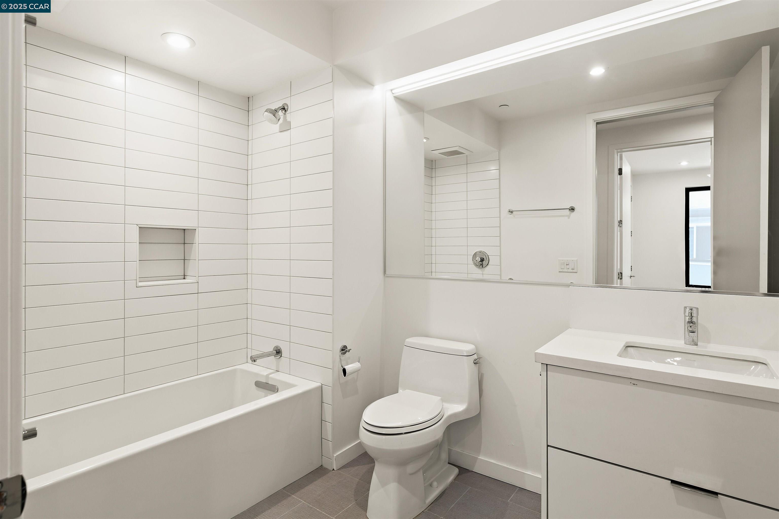 Detail Gallery Image 10 of 28 For 58 Vernon St #201,  Oakland,  CA 94610 - 2 Beds | 2 Baths