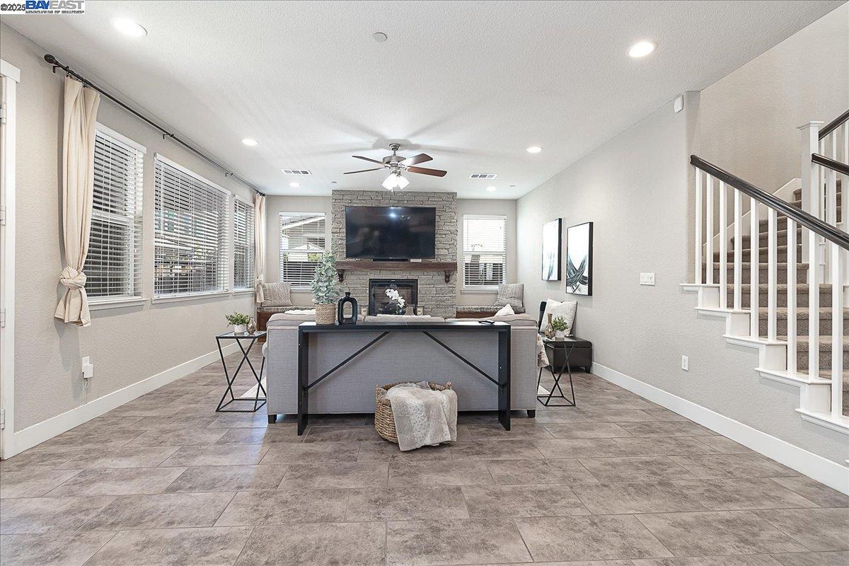 Detail Gallery Image 7 of 32 For 17867 Leto Way, Lathrop,  CA 95330 - 5 Beds | 4 Baths