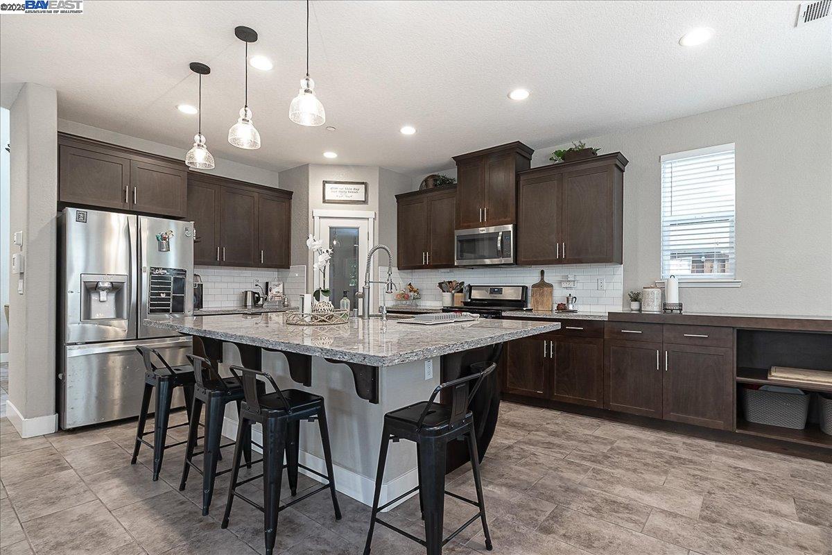 Detail Gallery Image 10 of 32 For 17867 Leto Way, Lathrop,  CA 95330 - 5 Beds | 4 Baths