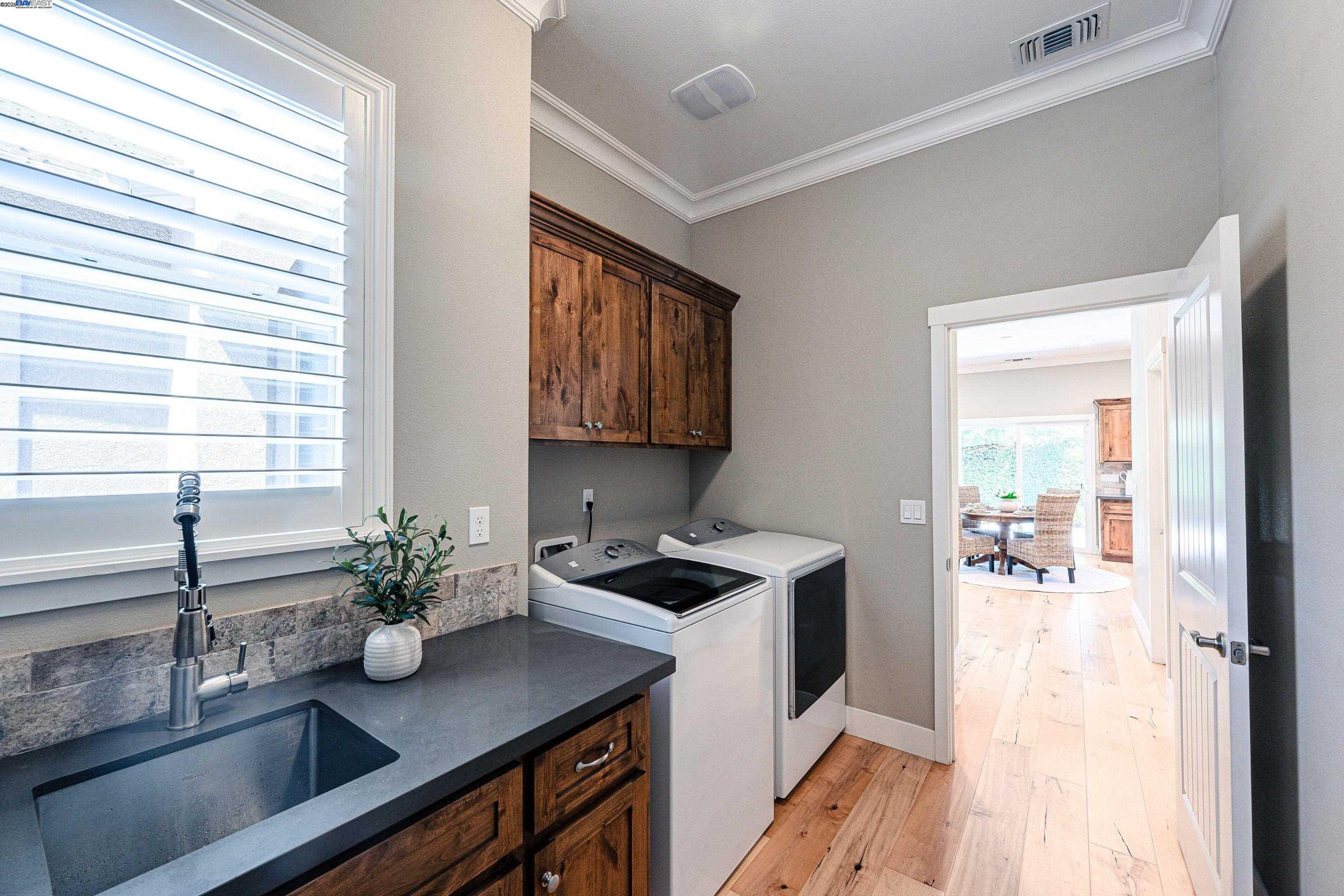 Detail Gallery Image 12 of 33 For 1927 El Portal Dr, Merced,  CA 95340 - 5 Beds | 2/1 Baths
