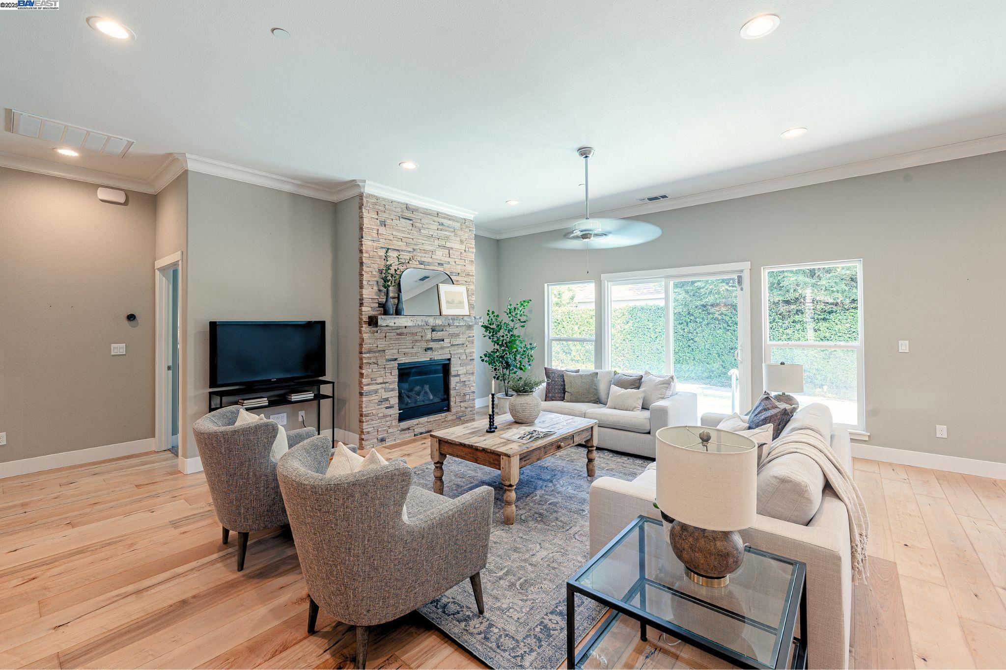 Detail Gallery Image 4 of 33 For 1927 El Portal Dr, Merced,  CA 95340 - 5 Beds | 2/1 Baths