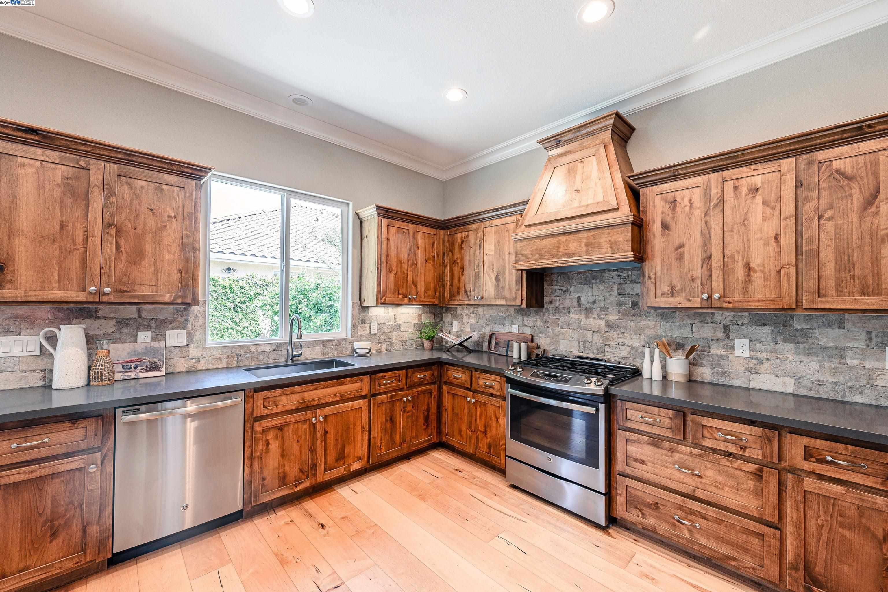 Detail Gallery Image 9 of 33 For 1927 El Portal Dr, Merced,  CA 95340 - 5 Beds | 2/1 Baths