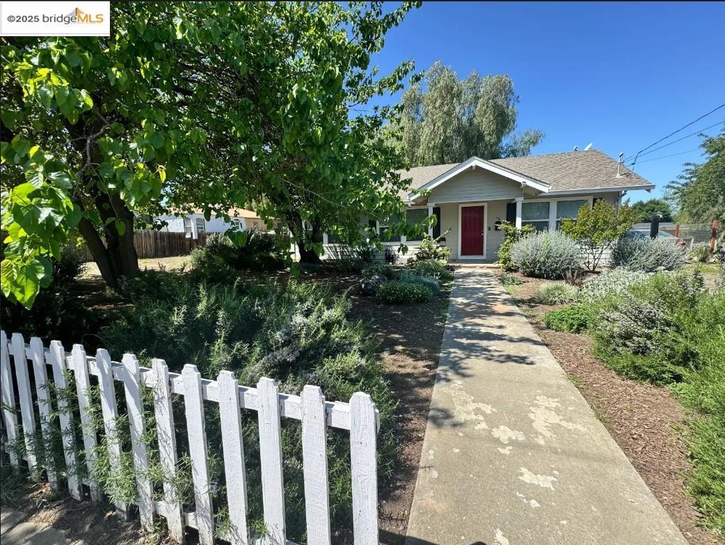 Detail Gallery Image 1 of 1 For 56 Mountain View Ave, Bay Point,  CA 94565 - 4 Beds | 2 Baths