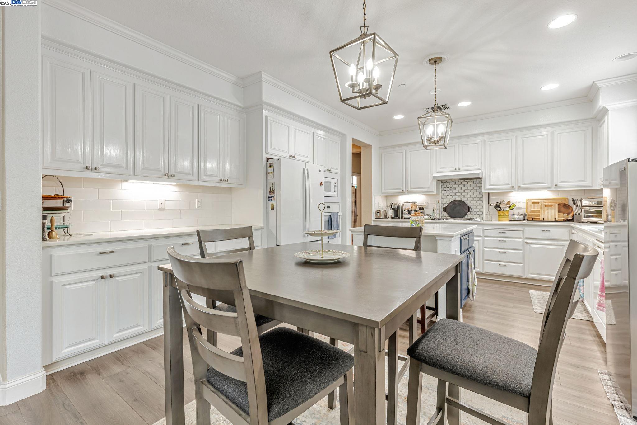 Detail Gallery Image 14 of 59 For 85 via Pescara, American Canyon,  CA 94503 - 6 Beds | 3 Baths