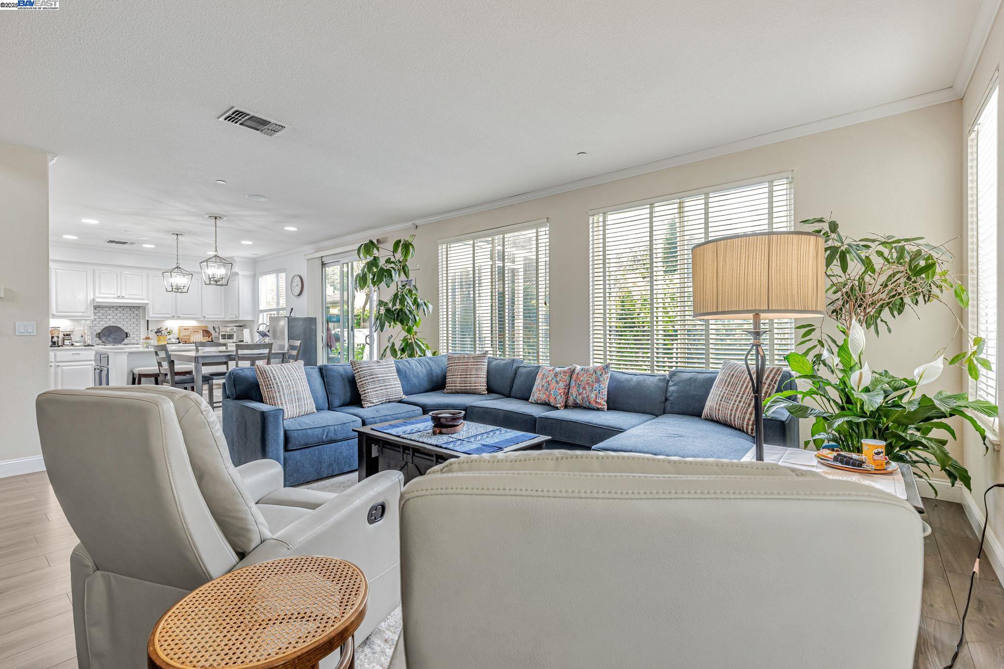 Detail Gallery Image 10 of 59 For 85 via Pescara, American Canyon,  CA 94503 - 6 Beds | 3 Baths