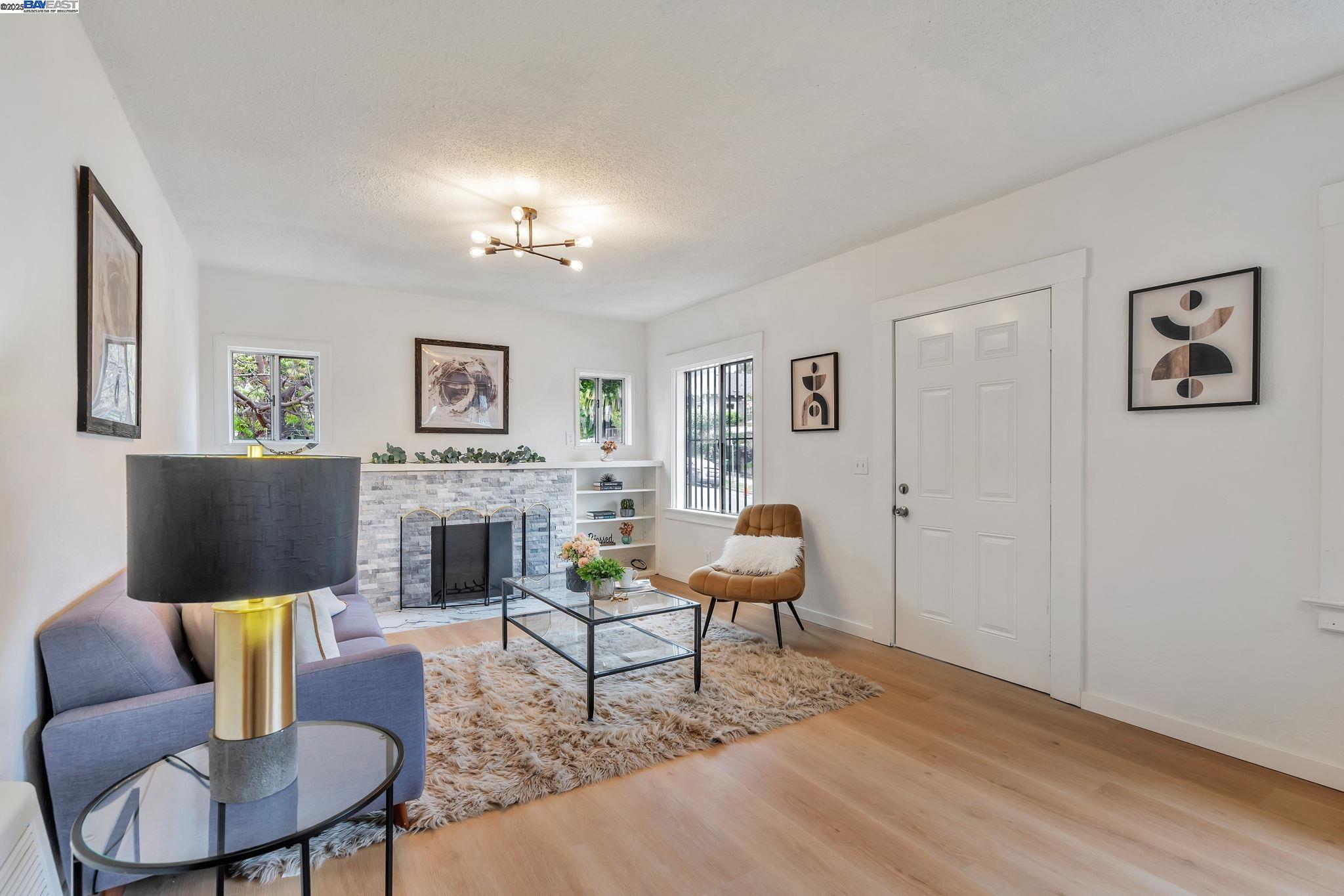 Detail Gallery Image 2 of 32 For 2539 Highland Ave, Oakland,  CA 94606 - 2 Beds | 1/1 Baths