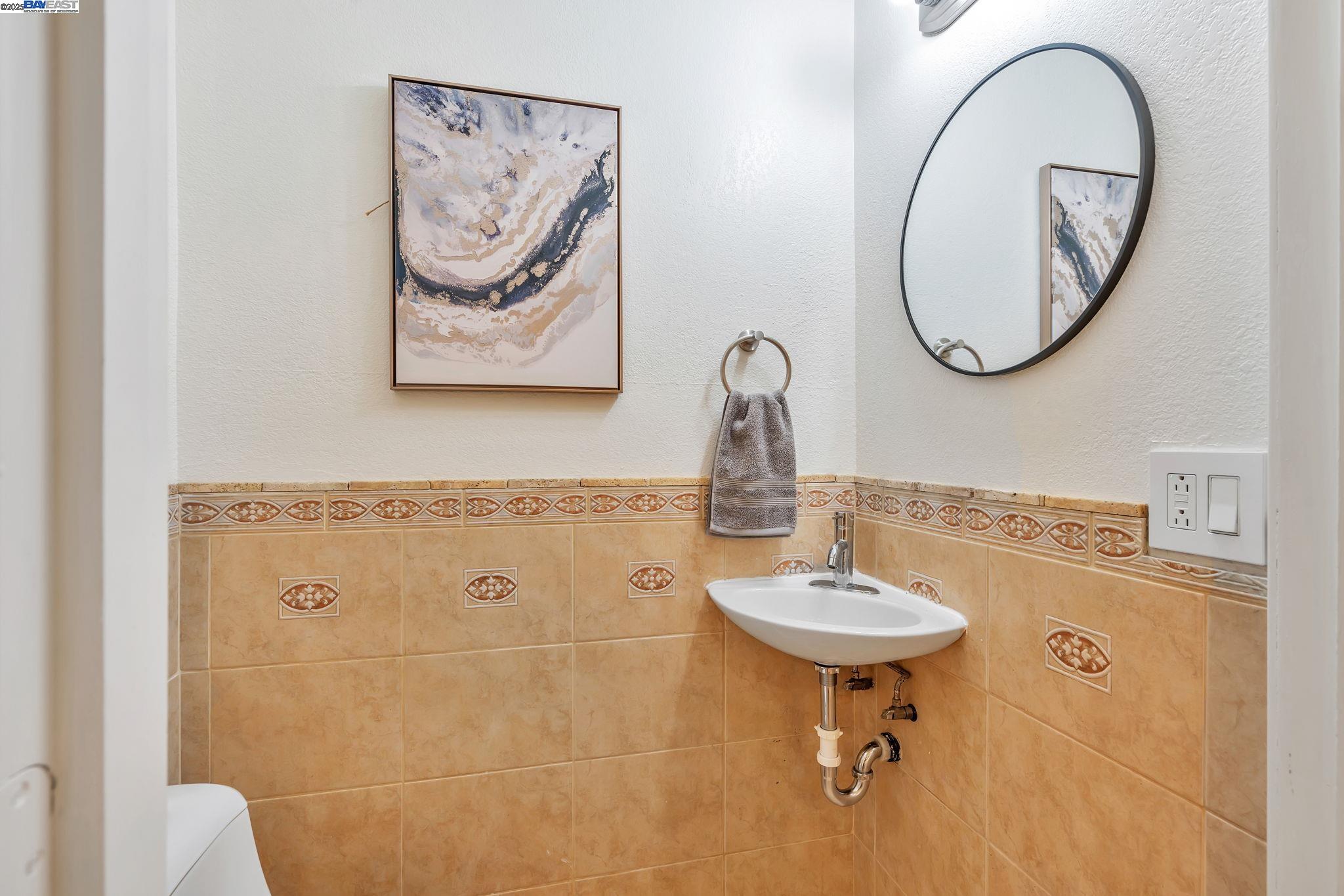 Detail Gallery Image 15 of 32 For 2539 Highland Ave, Oakland,  CA 94606 - 2 Beds | 1/1 Baths