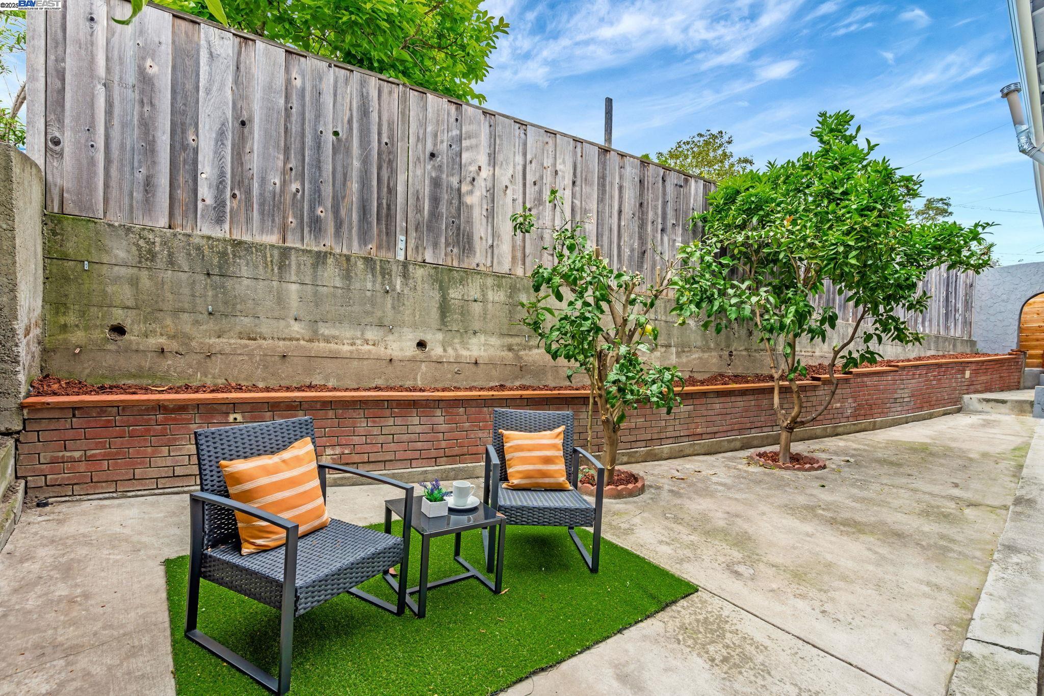 Detail Gallery Image 21 of 32 For 2539 Highland Ave, Oakland,  CA 94606 - 2 Beds | 1/1 Baths