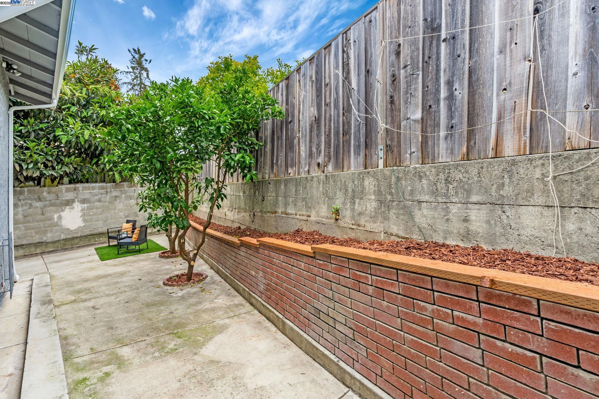 Detail Gallery Image 22 of 32 For 2539 Highland Ave, Oakland,  CA 94606 - 2 Beds | 1/1 Baths