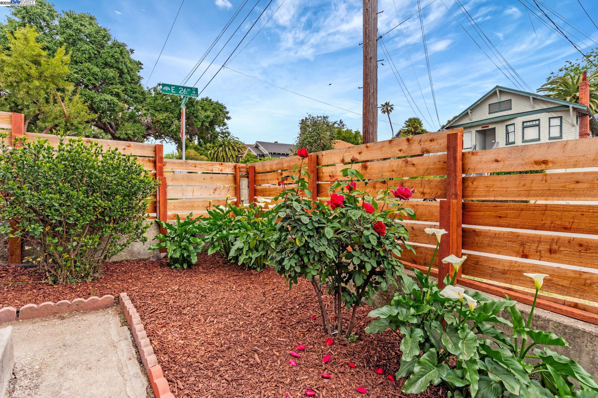 Detail Gallery Image 23 of 32 For 2539 Highland Ave, Oakland,  CA 94606 - 2 Beds | 1/1 Baths