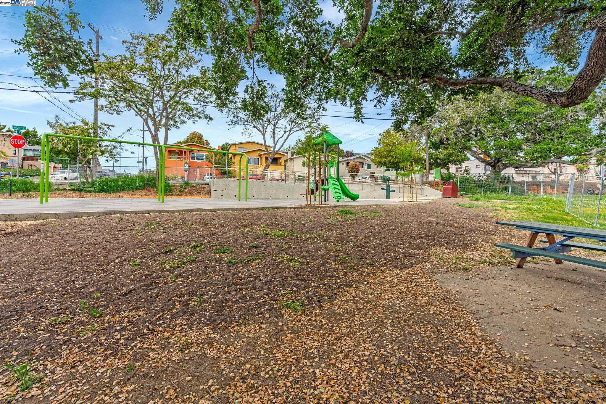 Detail Gallery Image 28 of 32 For 2539 Highland Ave, Oakland,  CA 94606 - 2 Beds | 1/1 Baths