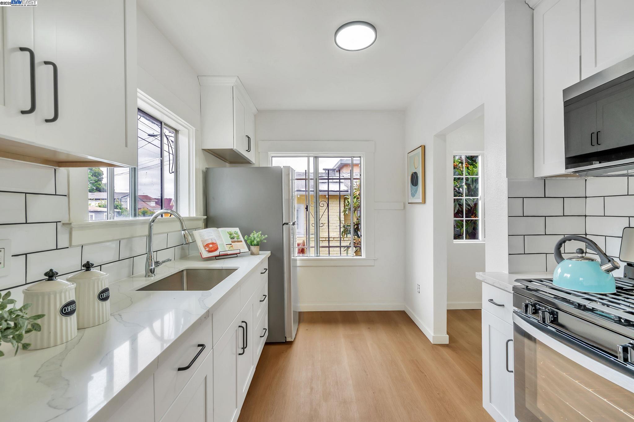 Detail Gallery Image 5 of 32 For 2539 Highland Ave, Oakland,  CA 94606 - 2 Beds | 1/1 Baths