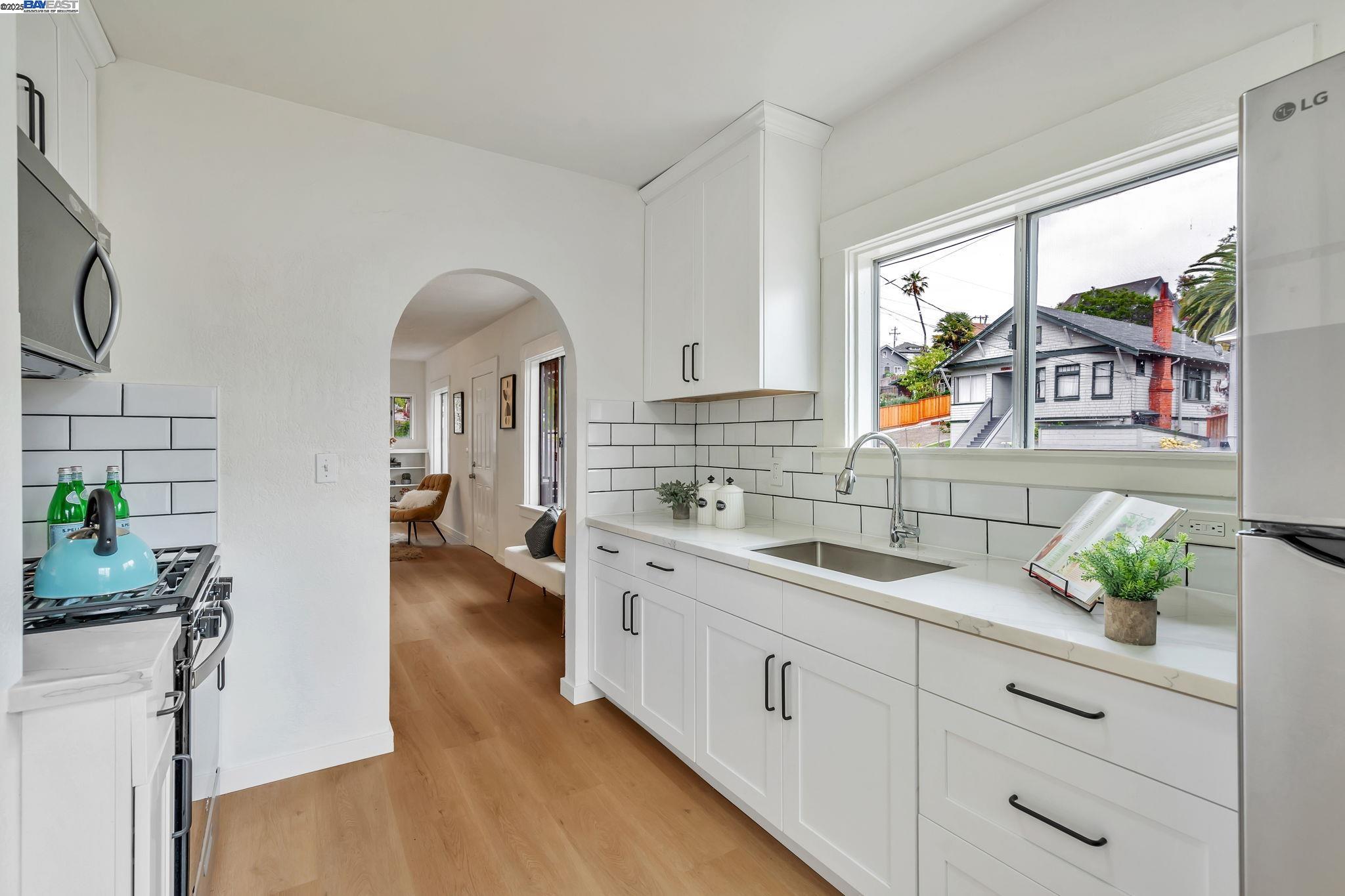 Detail Gallery Image 7 of 32 For 2539 Highland Ave, Oakland,  CA 94606 - 2 Beds | 1/1 Baths