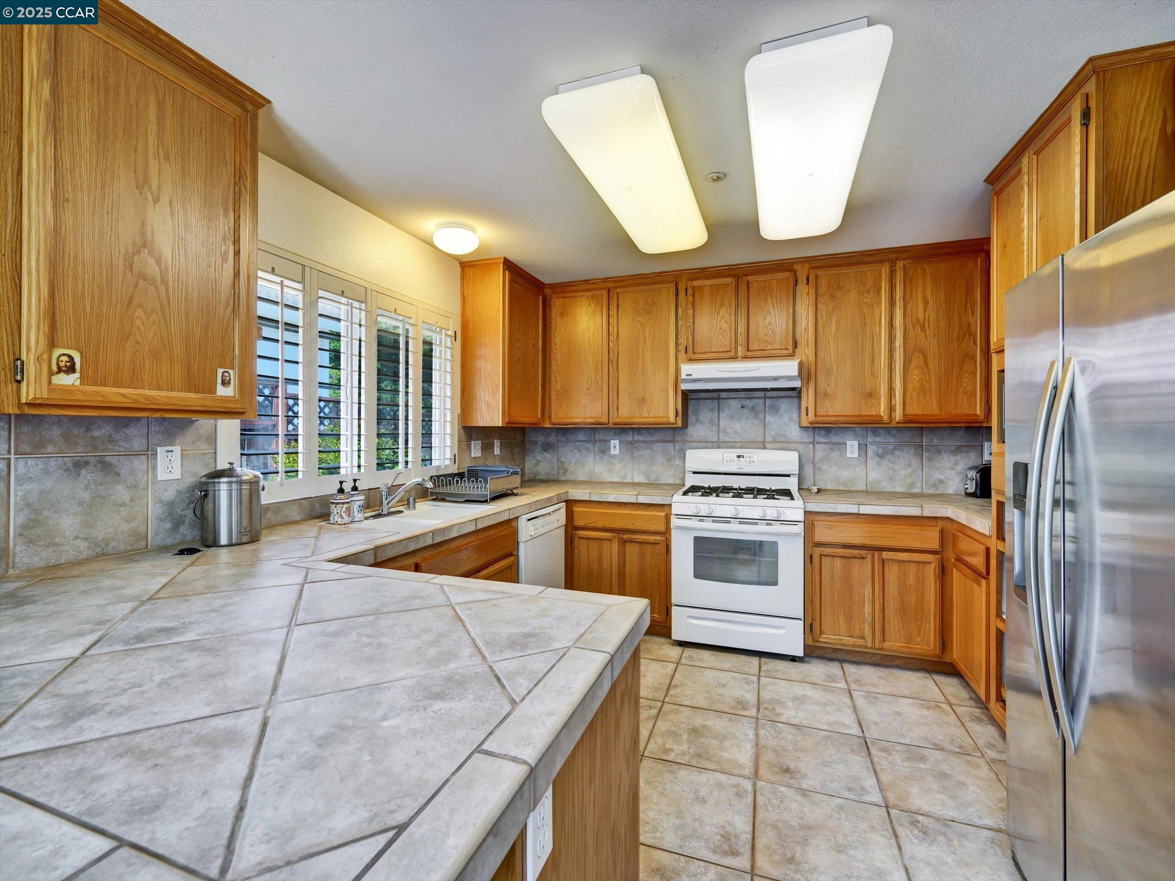 Detail Gallery Image 6 of 54 For 1023 Gailinda Ct, Petaluma,  CA 94952 - 4 Beds | 2/1 Baths