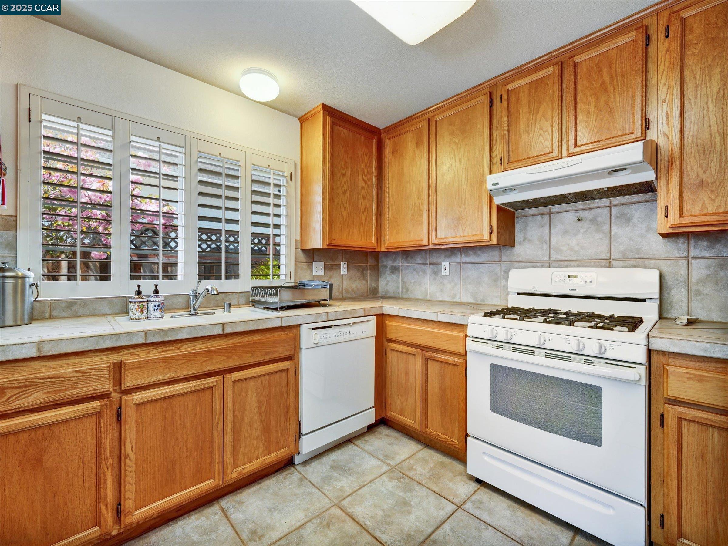 Detail Gallery Image 7 of 54 For 1023 Gailinda Ct, Petaluma,  CA 94952 - 4 Beds | 2/1 Baths
