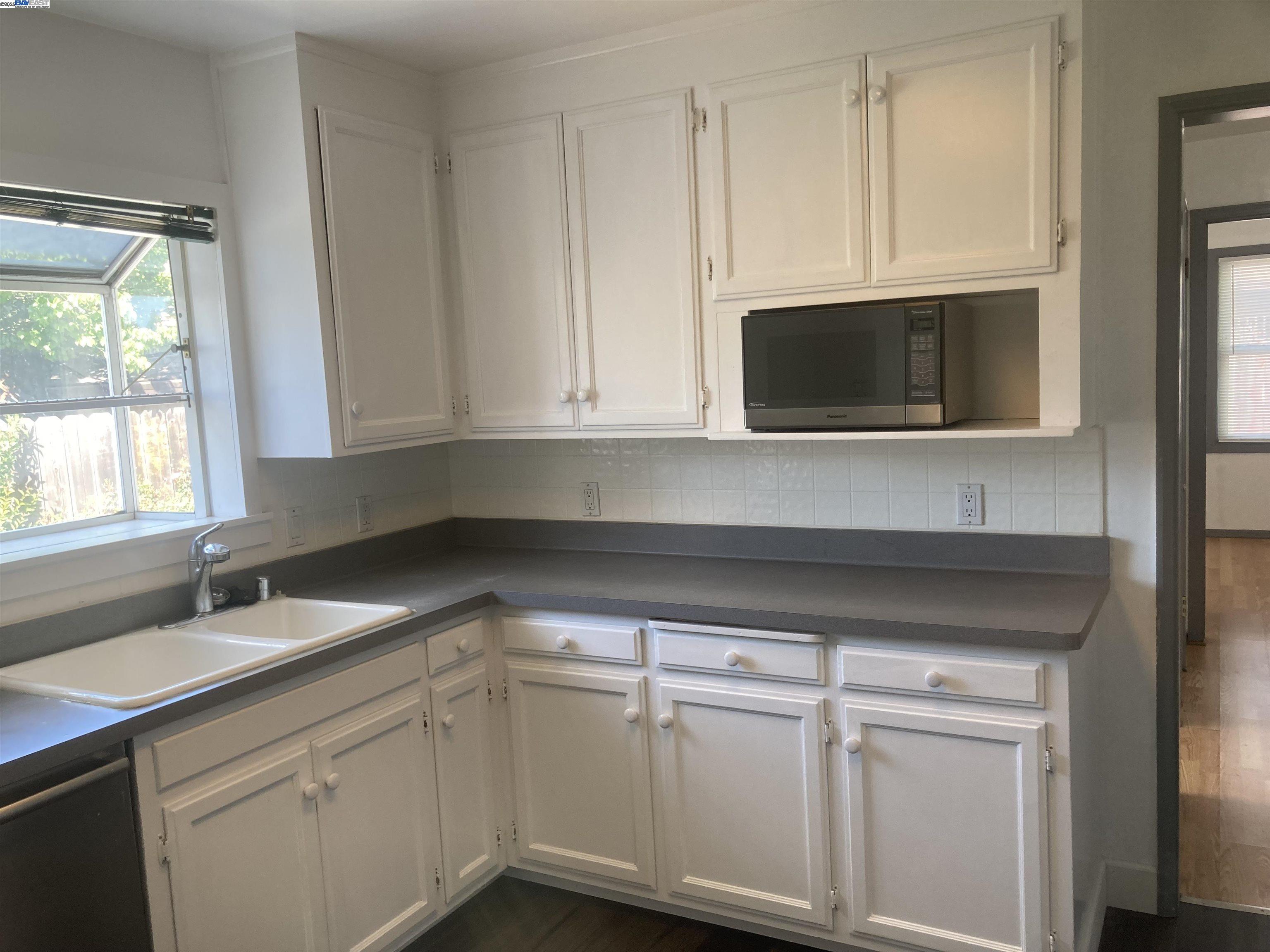 Detail Gallery Image 6 of 22 For 1775 141st Ave, San Leandro,  CA 94578 - 2 Beds | 1 Baths