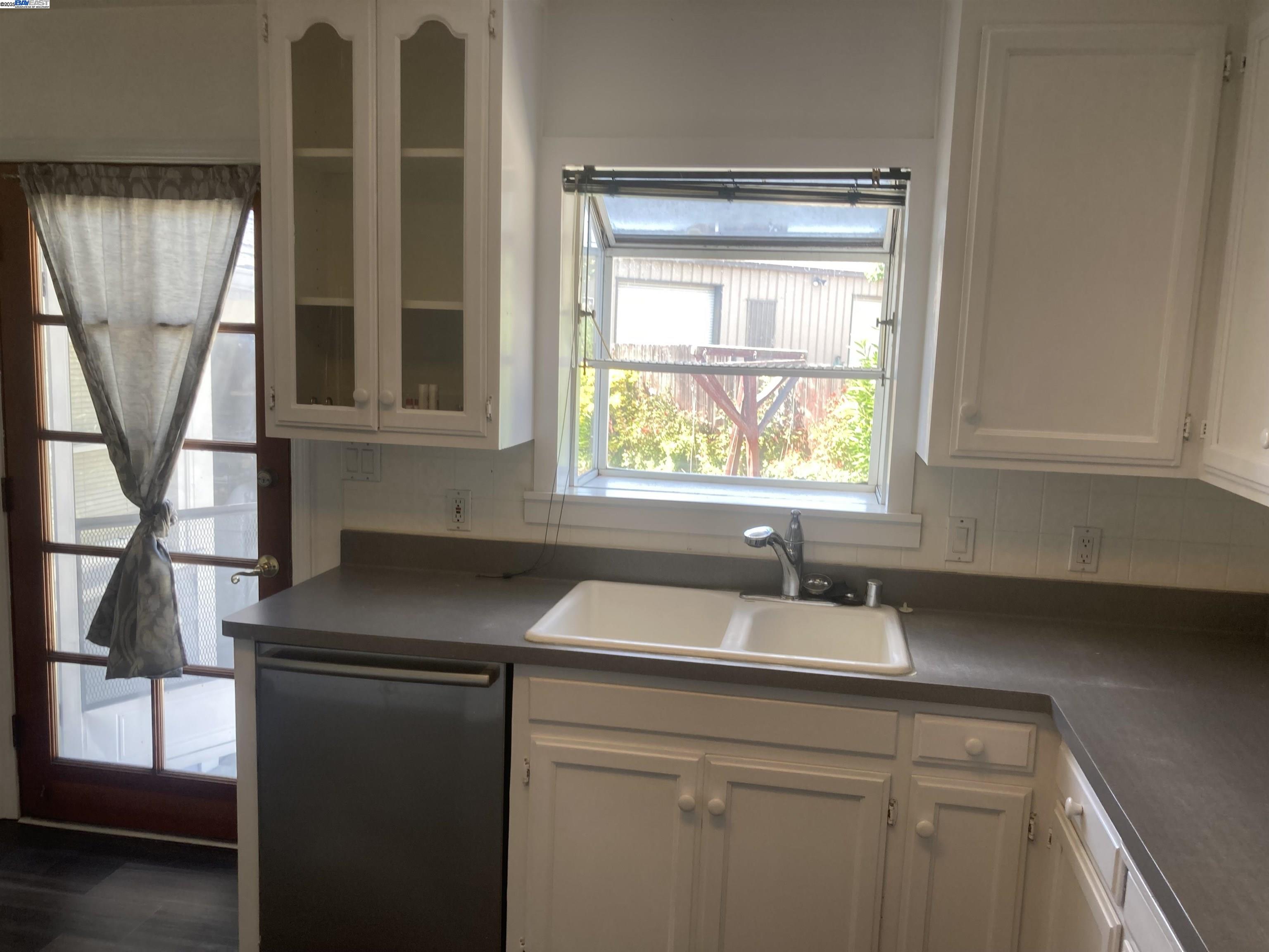 Detail Gallery Image 7 of 22 For 1775 141st Ave, San Leandro,  CA 94578 - 2 Beds | 1 Baths