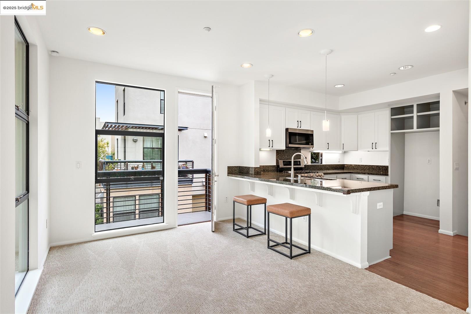 Detail Gallery Image 11 of 53 For 121 City Limits Cir, Emeryville,  CA 94608 - 2 Beds | 2/1 Baths