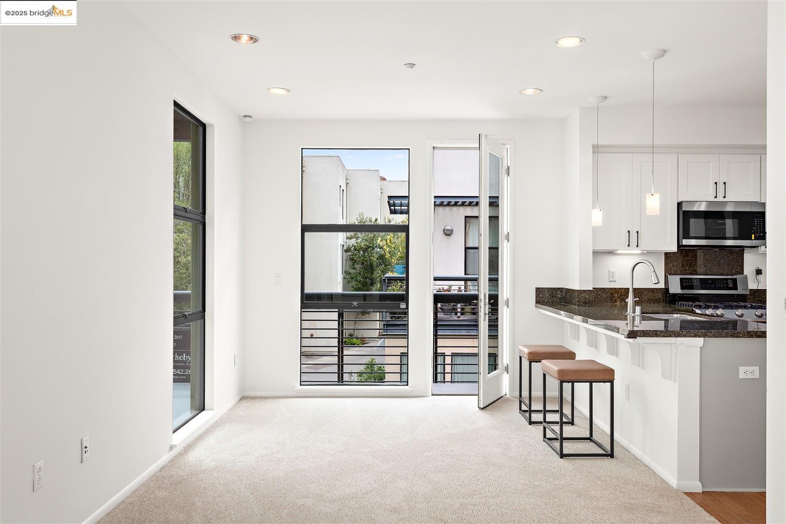 Detail Gallery Image 13 of 53 For 121 City Limits Cir, Emeryville,  CA 94608 - 2 Beds | 2/1 Baths