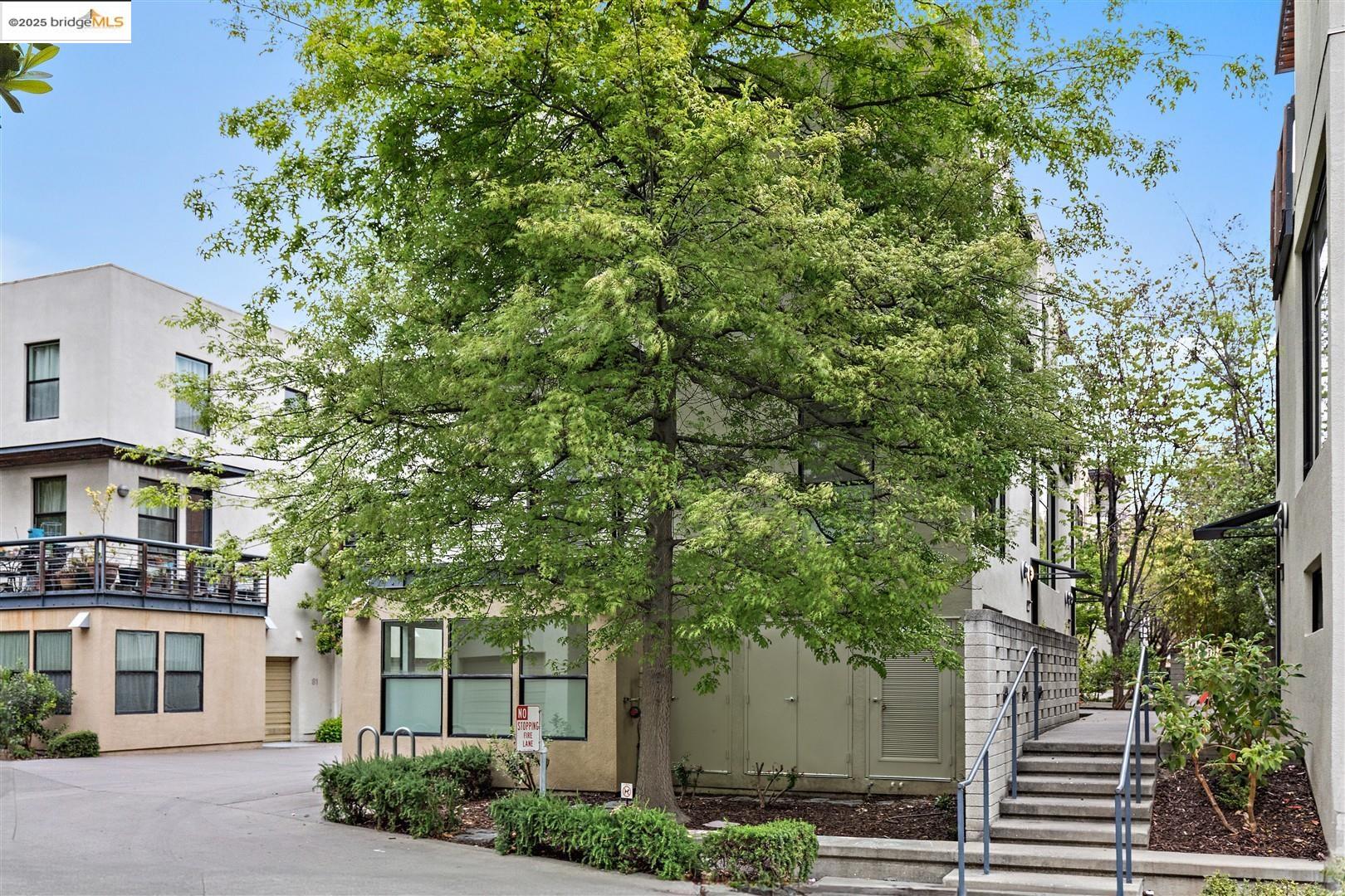 Detail Gallery Image 3 of 53 For 121 City Limits Cir, Emeryville,  CA 94608 - 2 Beds | 2/1 Baths