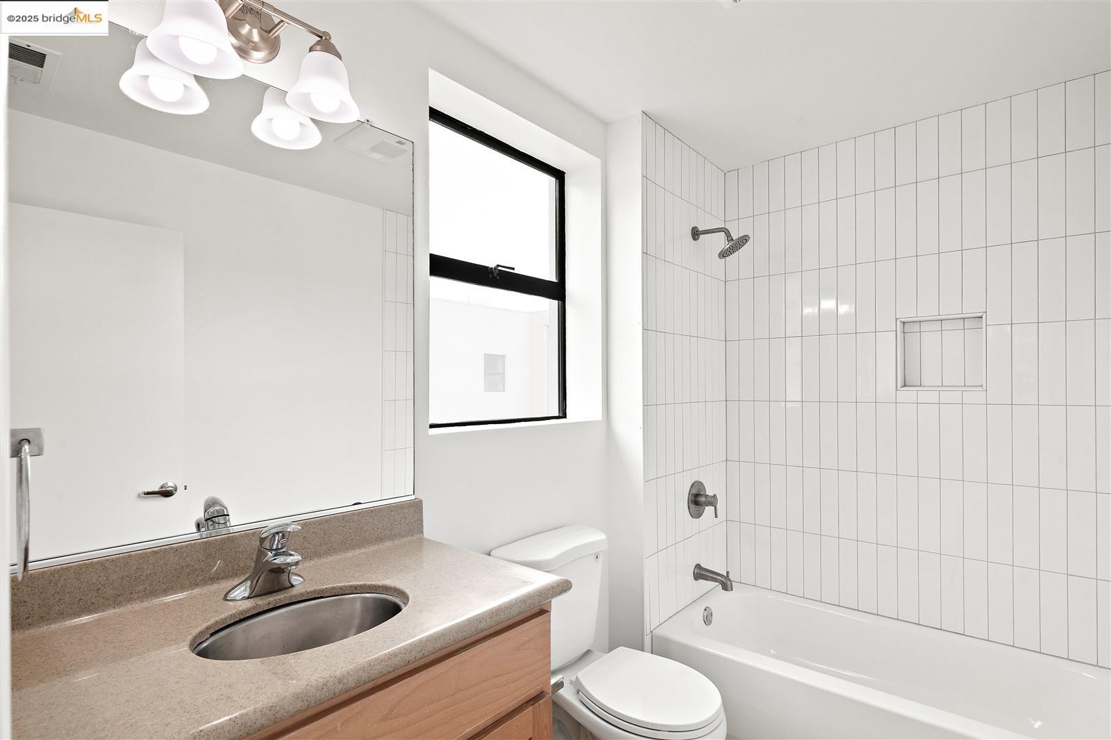 Detail Gallery Image 33 of 53 For 121 City Limits Cir, Emeryville,  CA 94608 - 2 Beds | 2/1 Baths