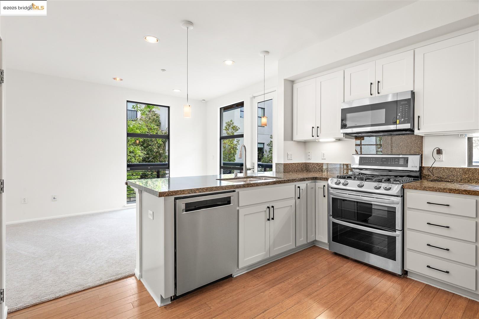 Detail Gallery Image 9 of 53 For 121 City Limits Cir, Emeryville,  CA 94608 - 2 Beds | 2/1 Baths