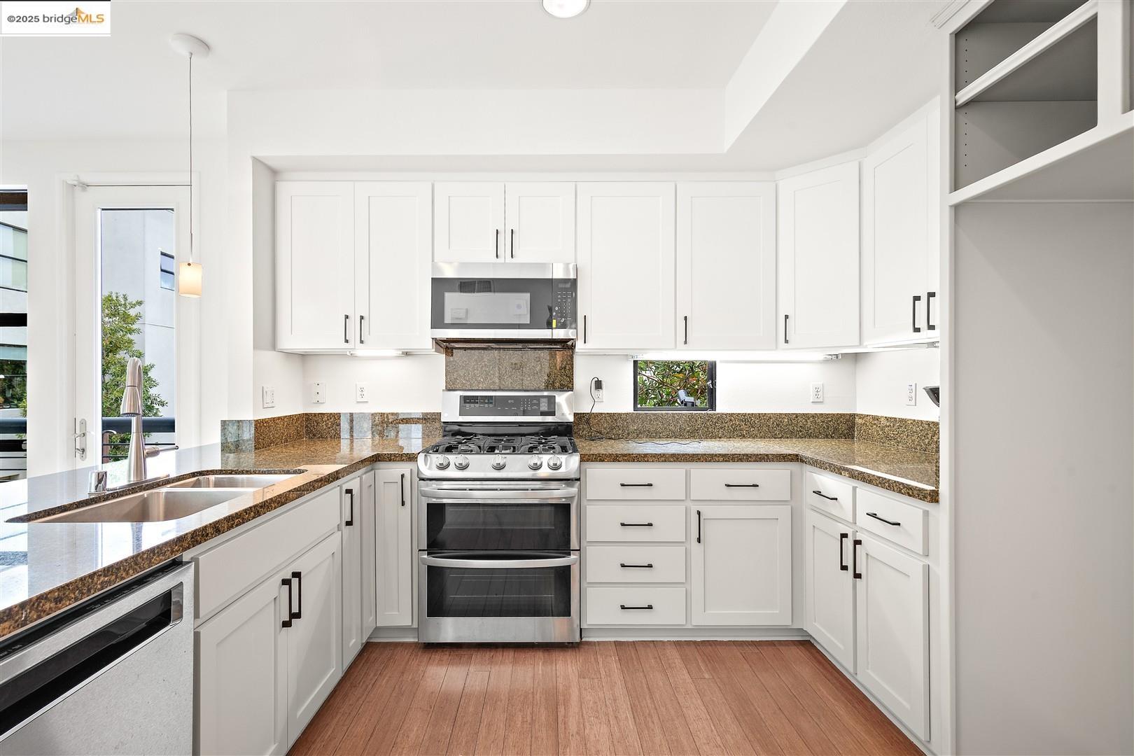 Detail Gallery Image 10 of 53 For 121 City Limits Cir, Emeryville,  CA 94608 - 2 Beds | 2/1 Baths