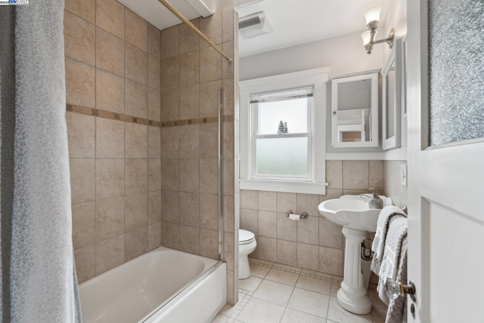 Detail Gallery Image 24 of 36 For 1808 Santa Clara Ave, Alameda,  CA 94501 - 2 Beds | 1 Baths
