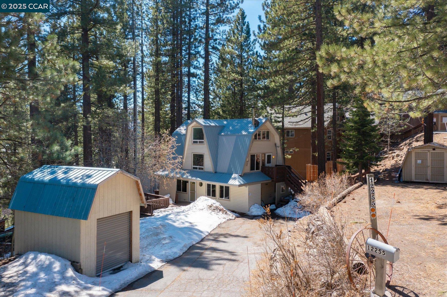 Detail Gallery Image 1 of 21 For 12255 Sierra Dr, Truckee,  CA 96161 - 6 Beds | 3 Baths