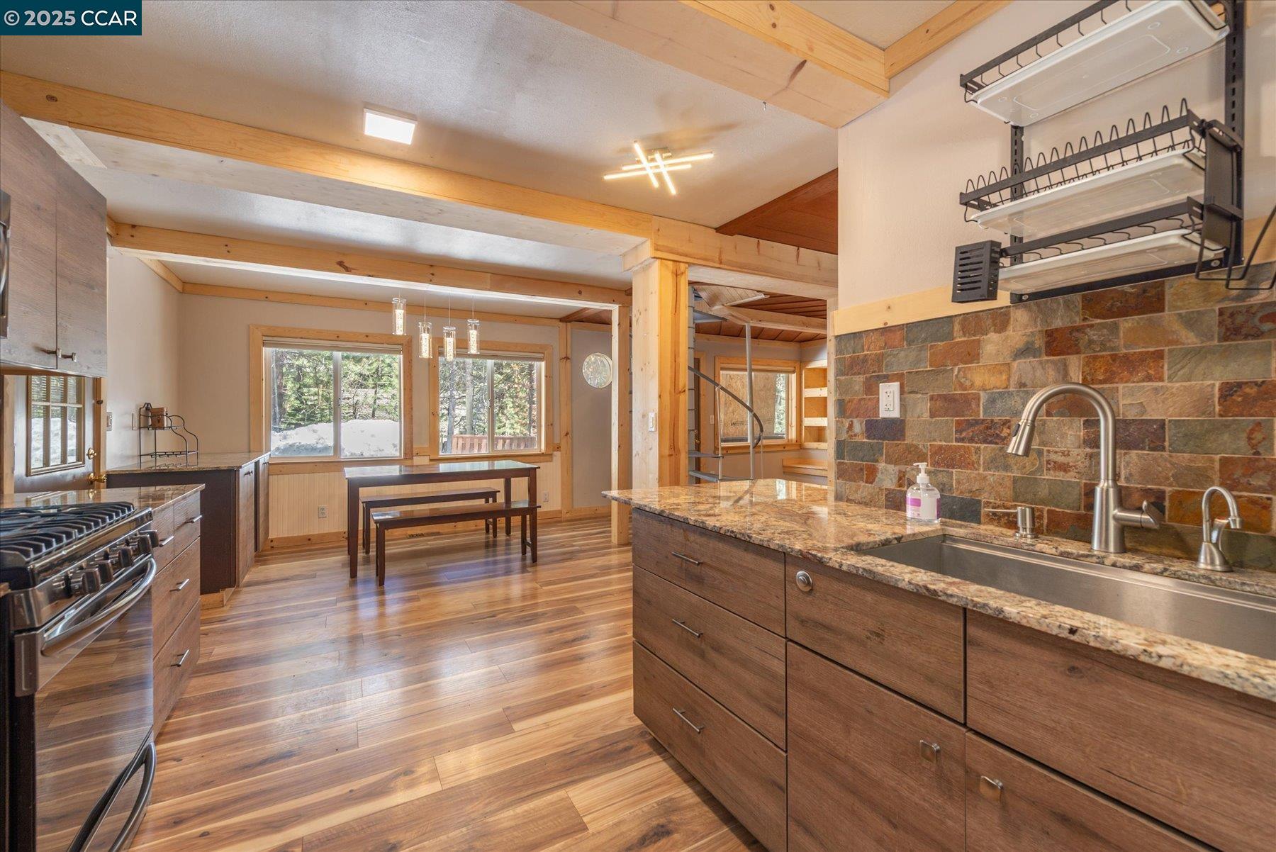 Detail Gallery Image 5 of 21 For 12255 Sierra Dr, Truckee,  CA 96161 - 6 Beds | 3 Baths
