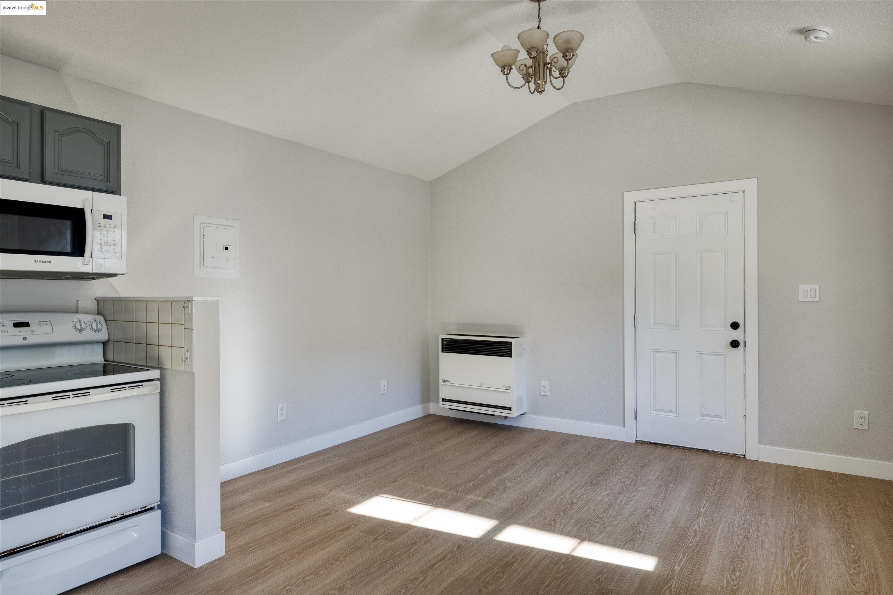 Detail Gallery Image 39 of 43 For 2915 Filbert St, Oakland,  CA 94608 - – Beds | – Baths
