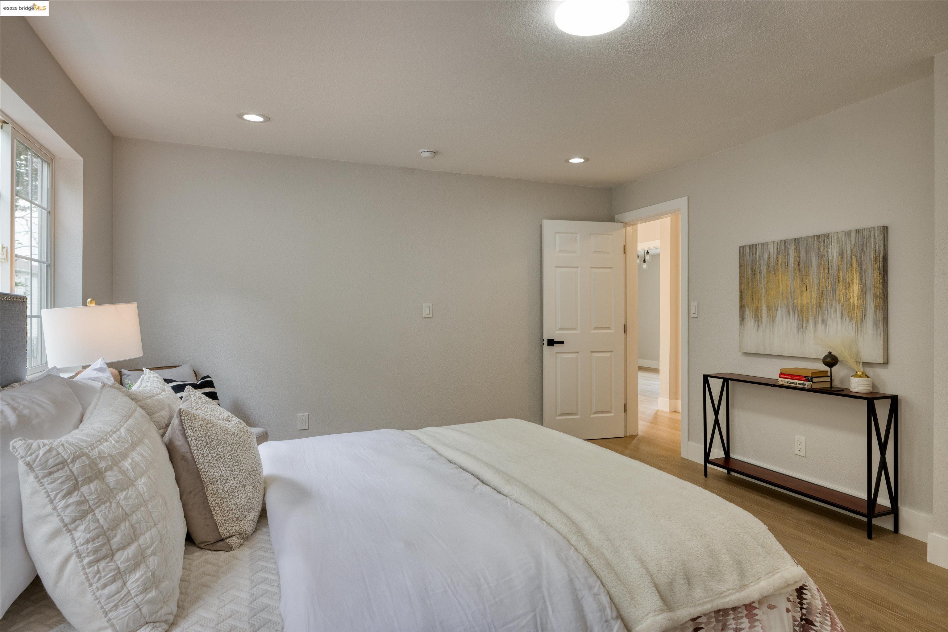 Detail Gallery Image 10 of 43 For 2915 Filbert St, Oakland,  CA 94608 - – Beds | – Baths