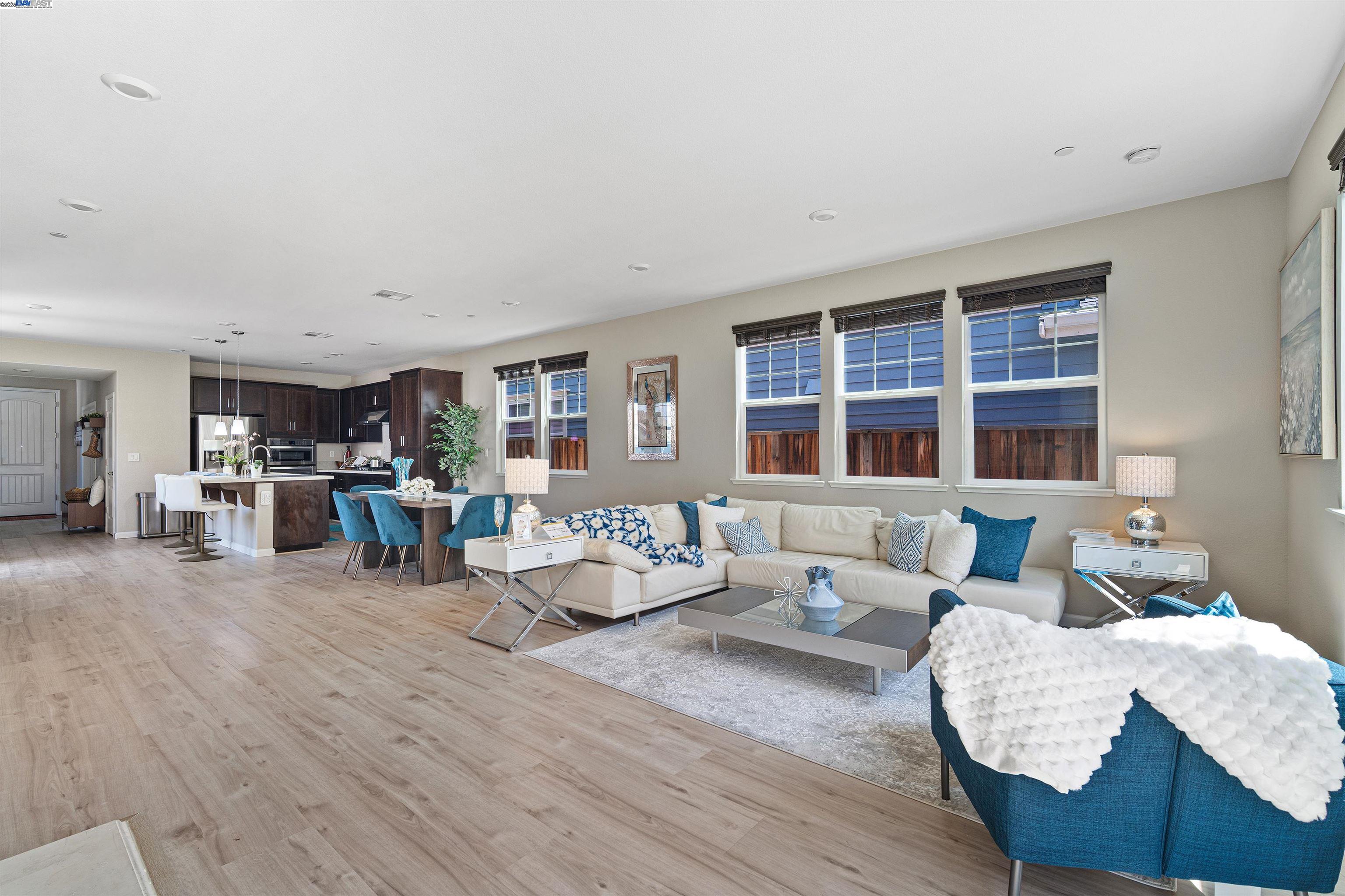 Detail Gallery Image 11 of 46 For 33964 Horseshoe Loop, Fremont,  CA 94555 - 5 Beds | 2/1 Baths