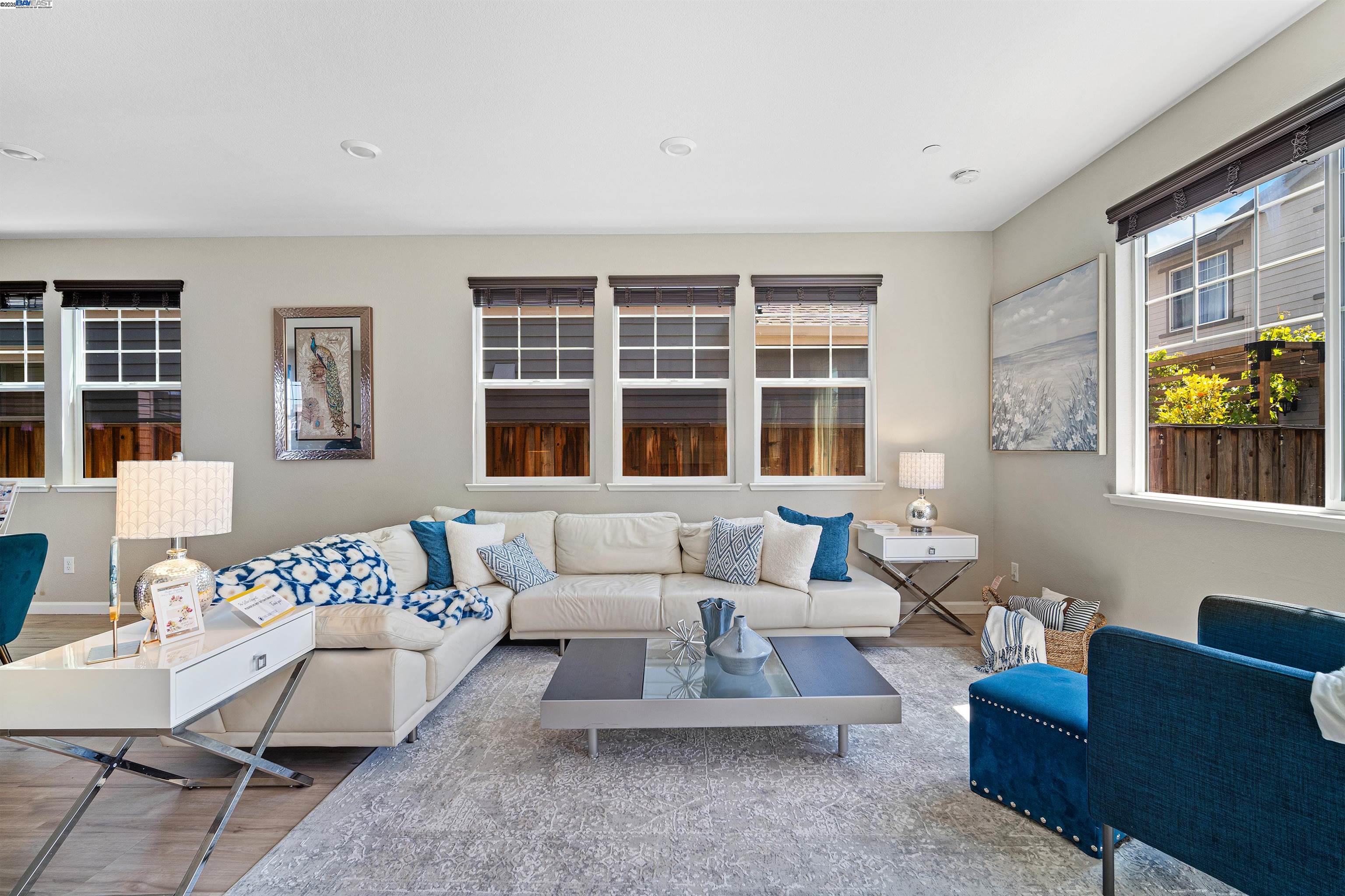 Detail Gallery Image 13 of 46 For 33964 Horseshoe Loop, Fremont,  CA 94555 - 5 Beds | 2/1 Baths